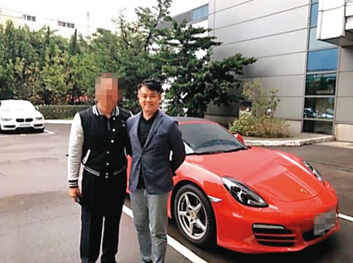 業務員羅振原（右）兜售神匠未上市股票，還傳自己與名車的合照，吸引被害人投資。（讀者提供）