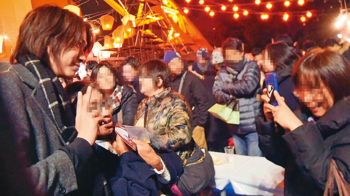 黃少谷(左一)過去是強辯樂團的主唱,曾在日本遇到熱情粉絲索取簽名。(喜歡音樂提供)