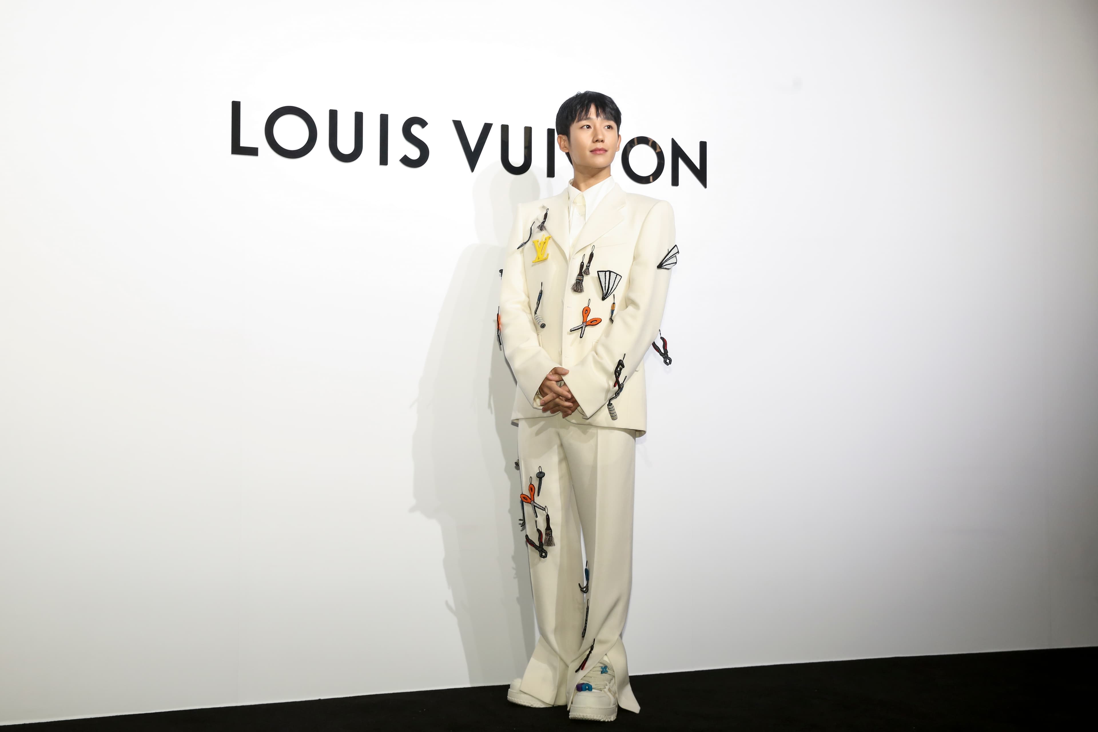 丁海寅身穿2023春夏訂製款白色西裝外套NT$436,000、白色襯衫NT$34,800、訂製長褲NT$216,000、Trainer Maxi運動鞋NT$57,000。