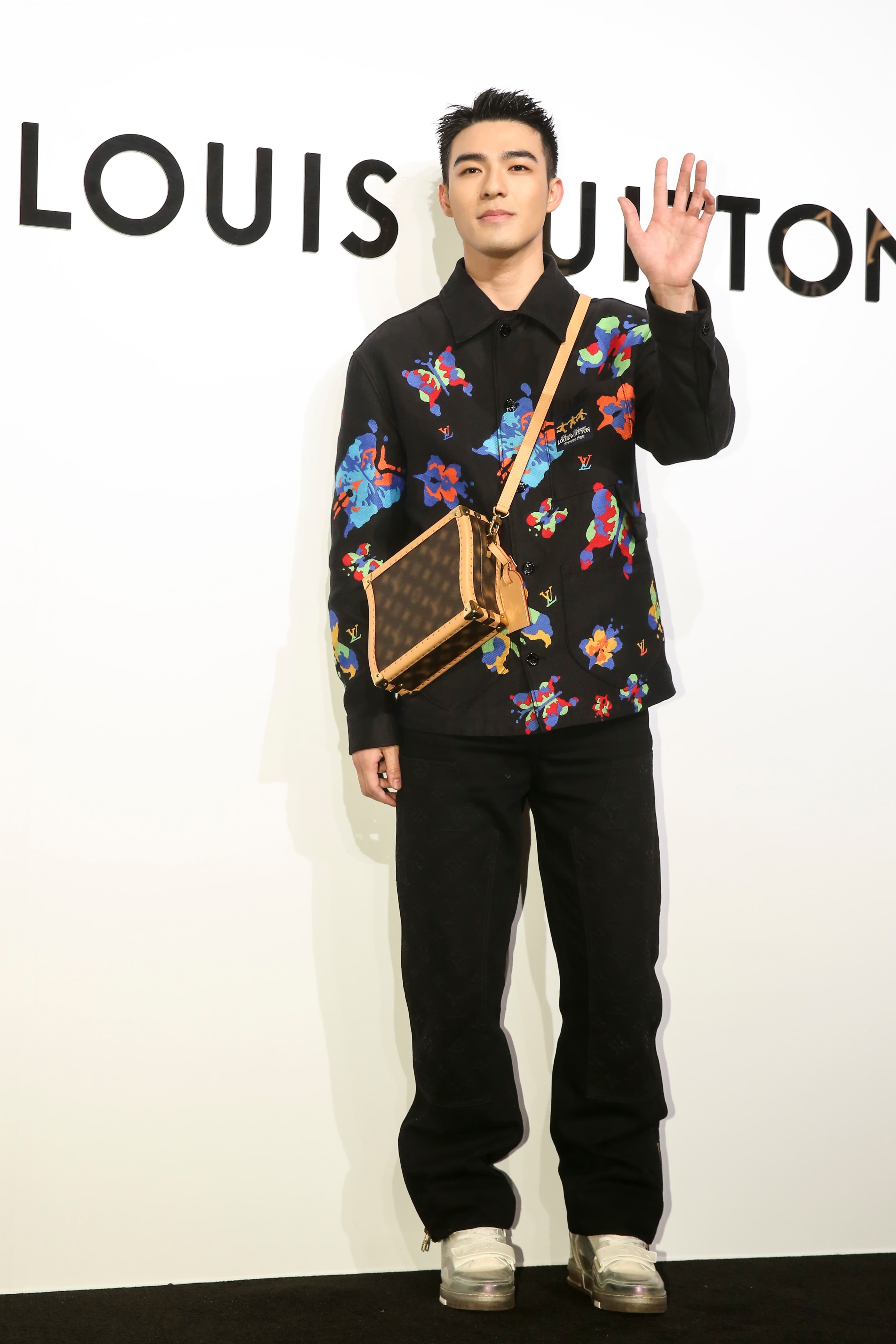 陳昊森的LV蝴蝶圖案外套式襯衫NT$83,500、MONOGRAM牛仔工匠長褲NT$75,000、LV Trainer魔術貼運動鞋NT$42,100、CLUTCH BOX WAVY模糊失焦Monogram效果肩背包NT$394,000。