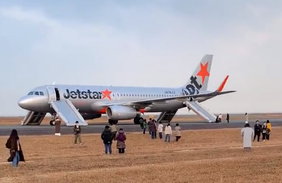 受炸彈威脅的捷星航空班機緊急迫降中部國際機場,網路流出飛機彈出逃生滑梯疏散乘客畫面。(翻攝推特@Kamlesh_ojha1)