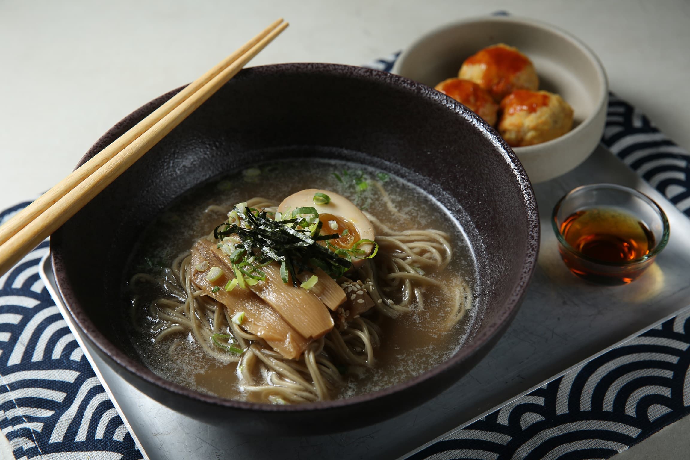 「慢燉豚骨拉麵 麻婆豆腐醬豬肉丸」自熬高湯,搭配微辣豬肉丸,濃郁湯頭十分療癒。(360元/份)
