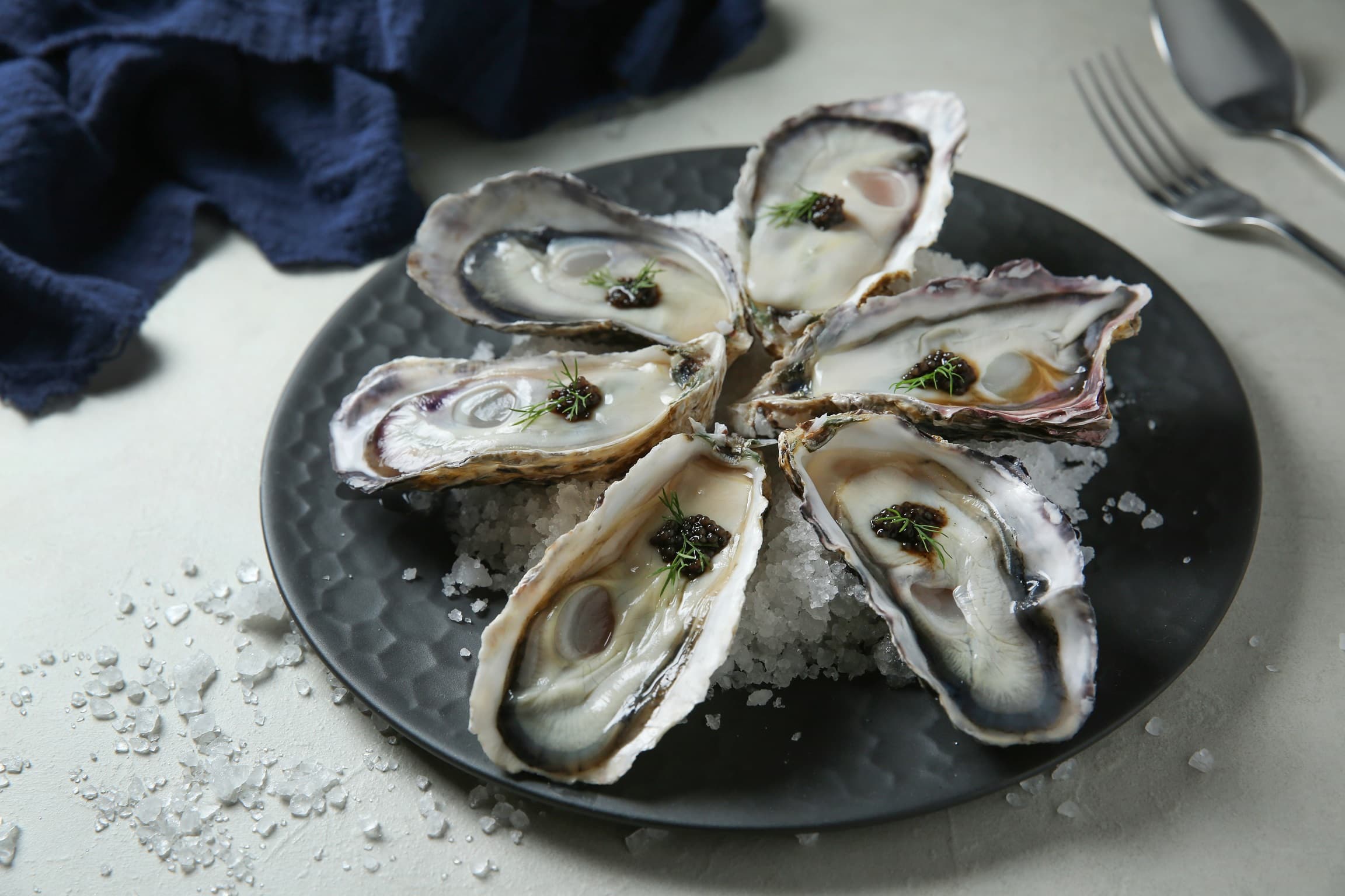 「廣島生蠔」搭配米醋、柚子醋與檸檬、蒔蘿。(1,200元/6顆)