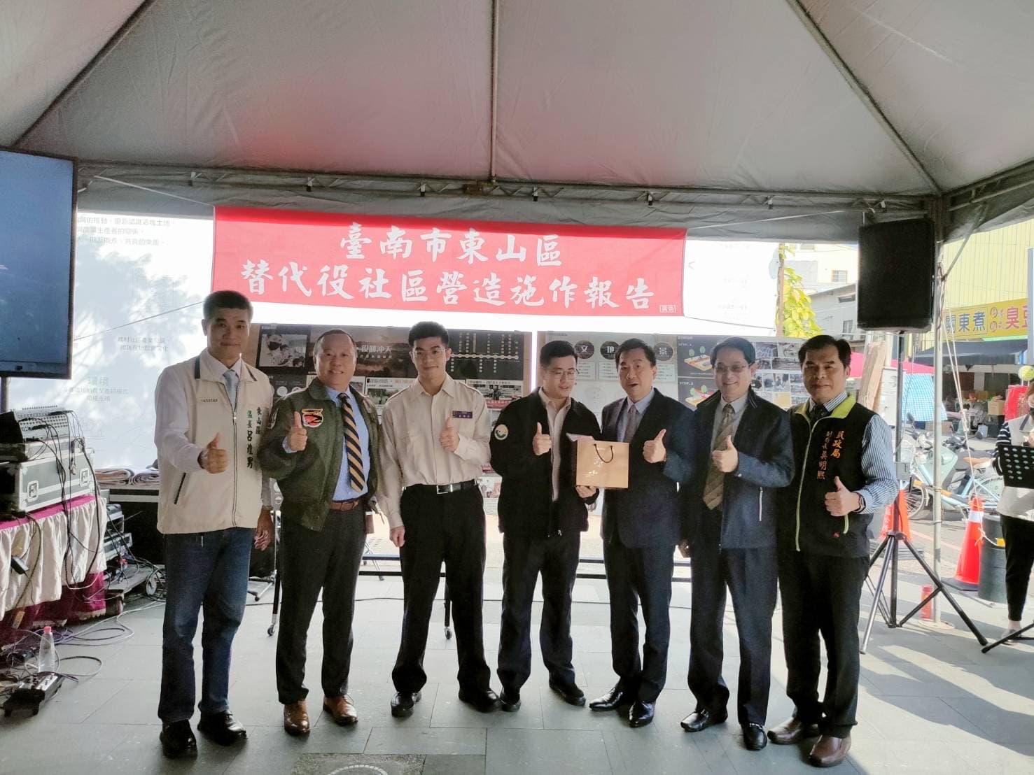 陳宗彥次長與社區營造役男合影。(內政部提供)