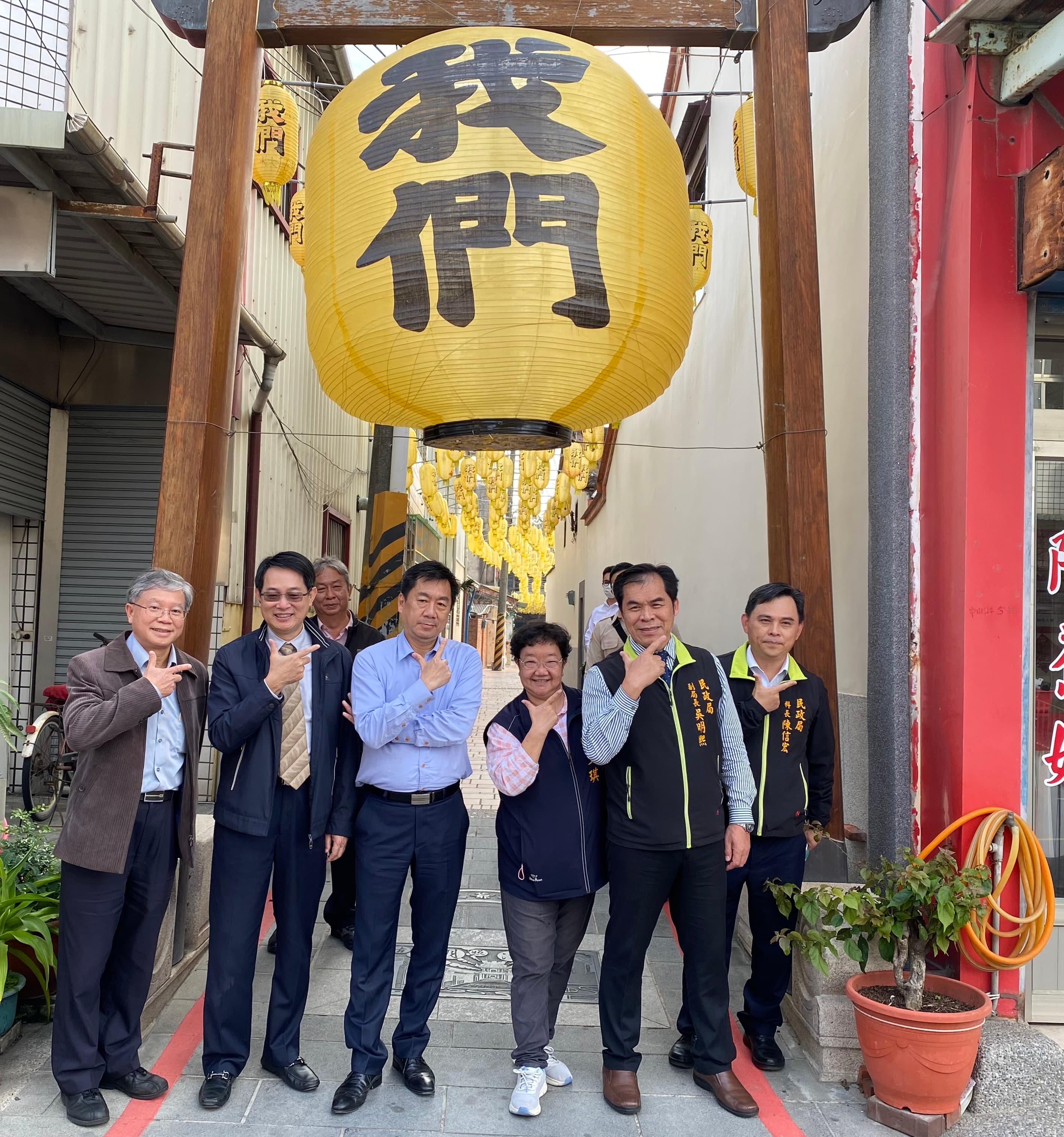 陳宗彥次長於區里改造造景合影。(內政部提供)