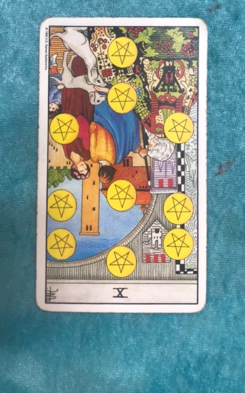 星座塔羅專家小孟老師為小甜甜占卜,抽得塔羅牌「錢幣十」逆位。