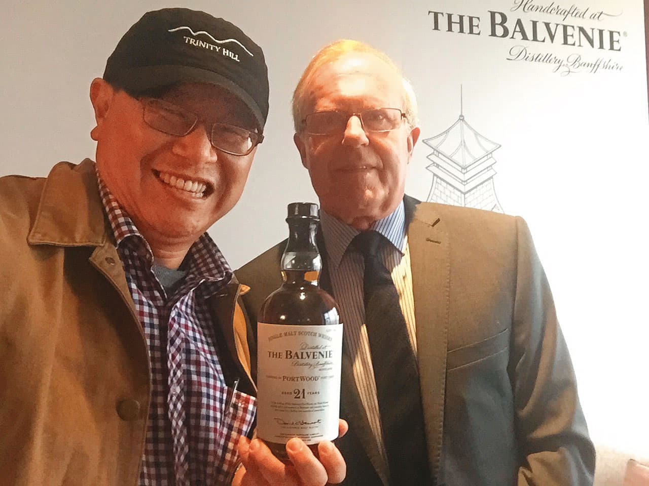 本文作者Otto Lai（左）手拿著百富波特桶21年，於大師（右）訪台時合影。