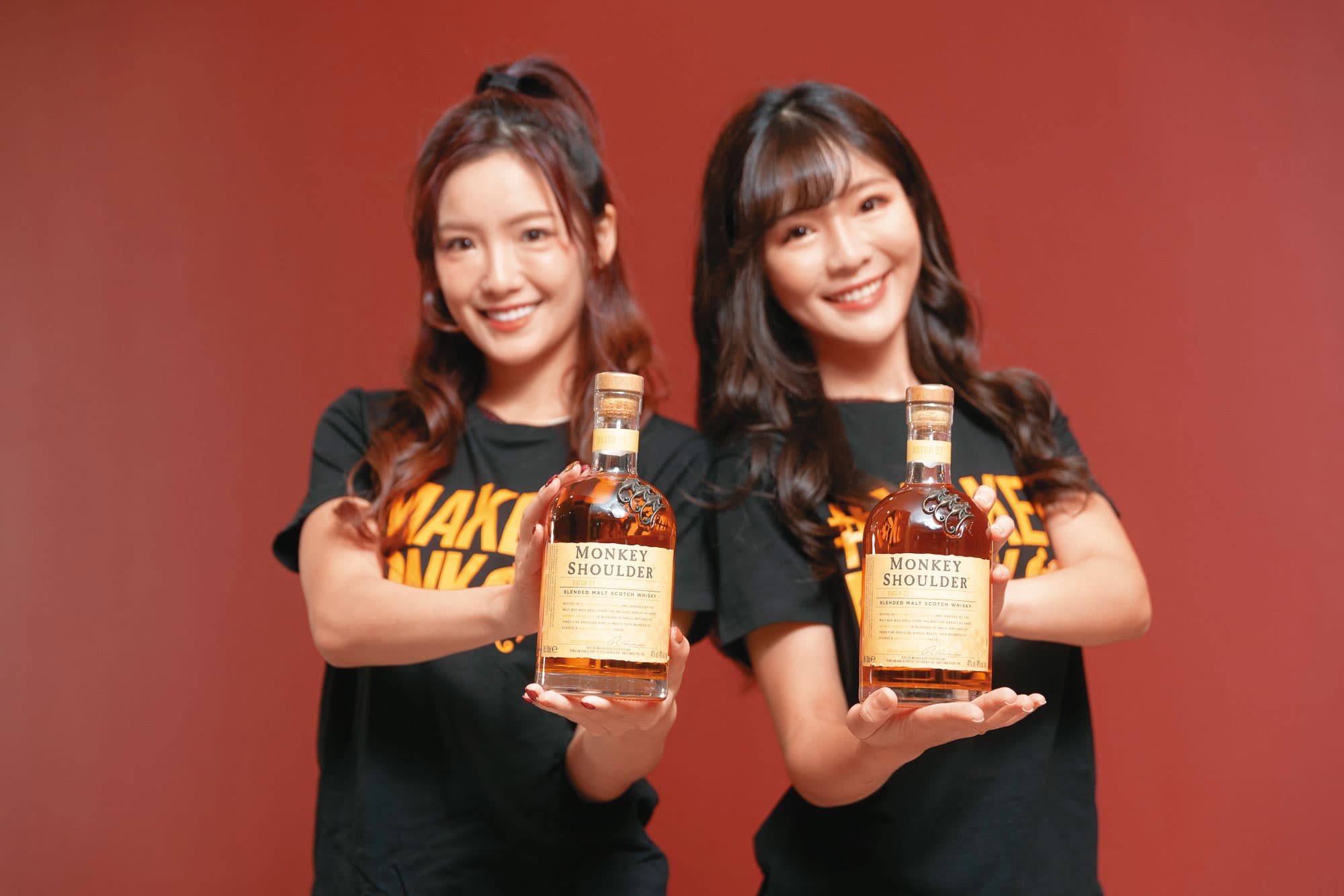 在活動期間至全台配合的菸酒專賣店購買二瓶三隻猴子威士忌,就能獲得限量Monkey Shoulder T-Shirt乙件。