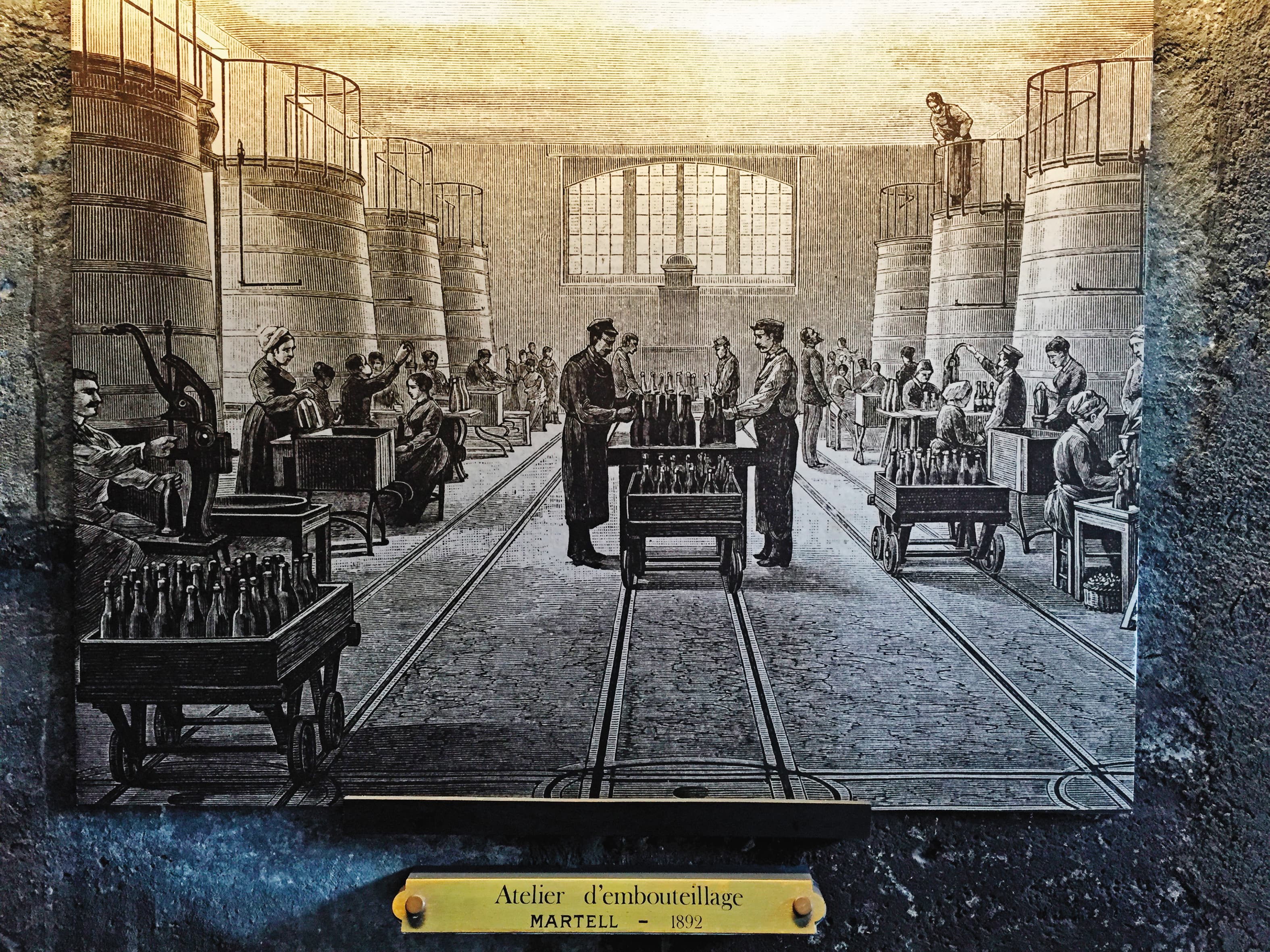 1892年所繪製在調和槽之前,裝瓶的景象,比對古今相當有趣。