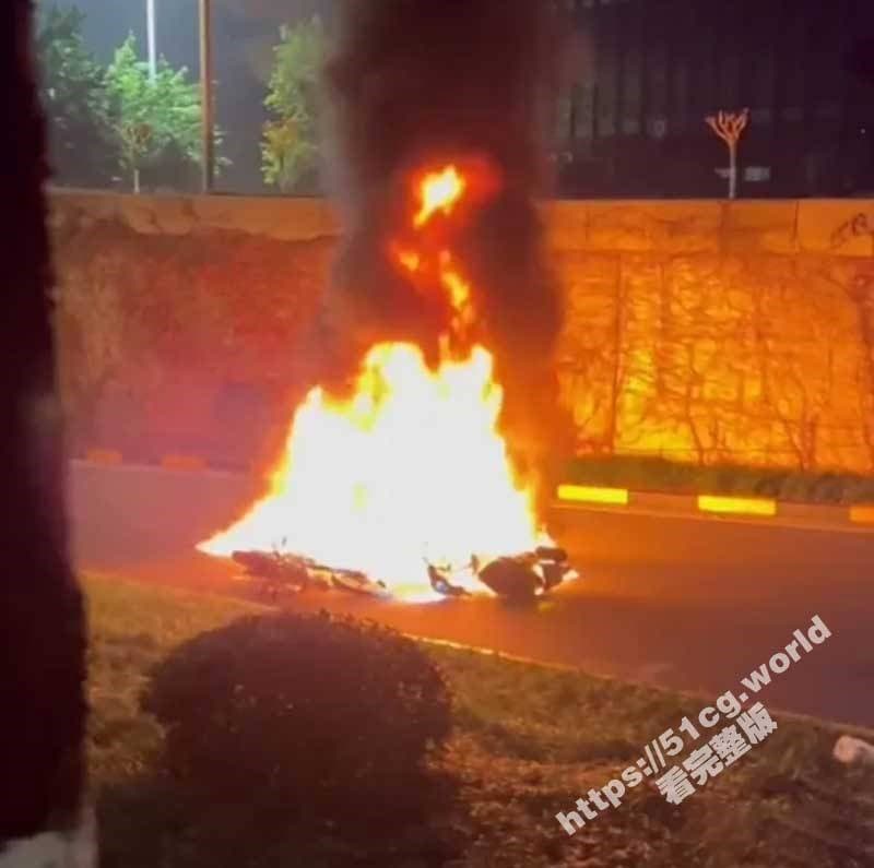 其中一輛重機爆炸起火。(翻自《91吃瓜中心》)