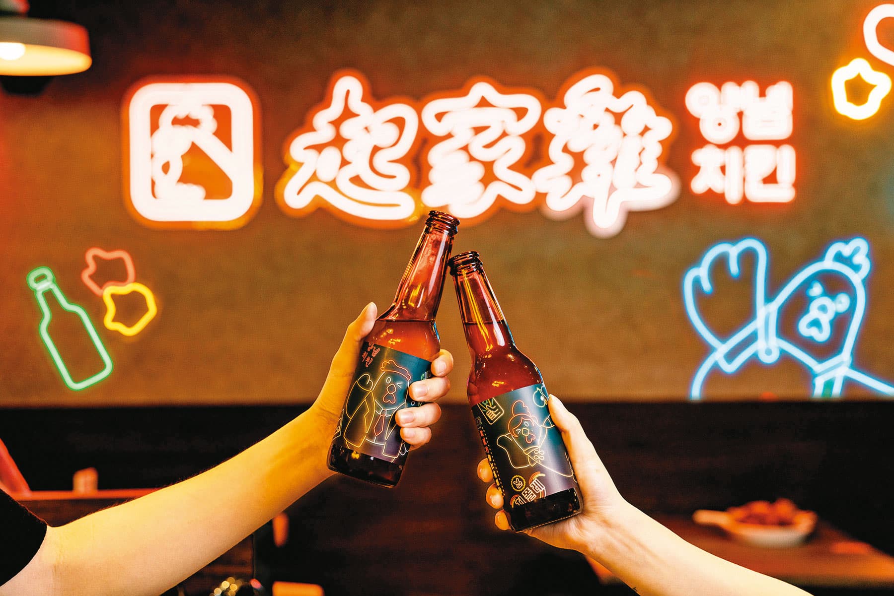 喜歡搞怪、充滿創意的酉鬼啤酒,跟韓式炸雞名店起家雞聯名,推出半半啤酒。