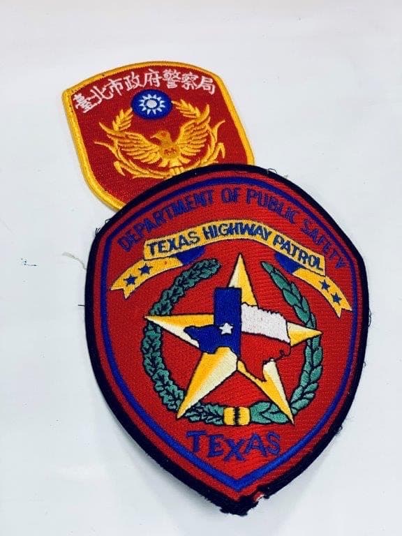ERIN帶著父親的美國德州公路巡警臂章來跟北市警方交換。(警方提供)