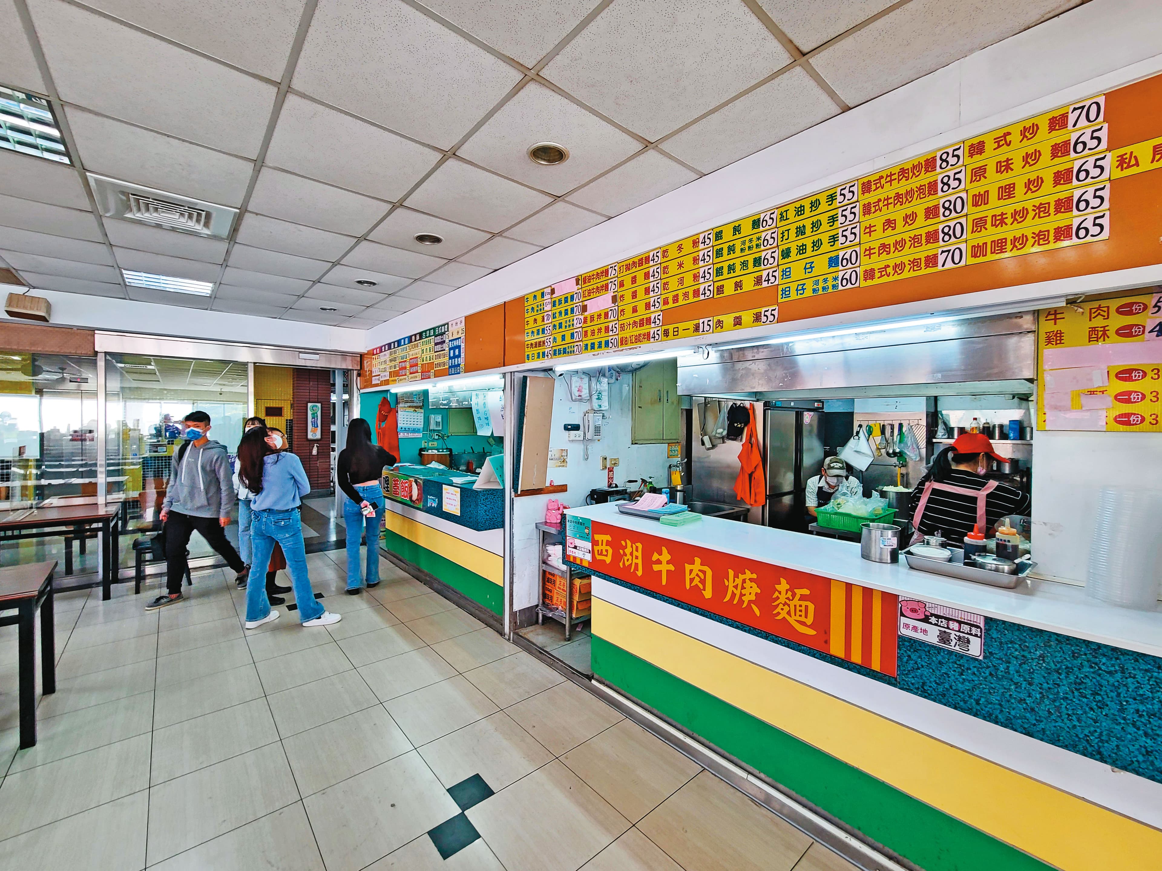大葉大學美食街日前無預警倒閉,6千名師生險無飯可吃,校方緊急從外面買便當至校內應急。