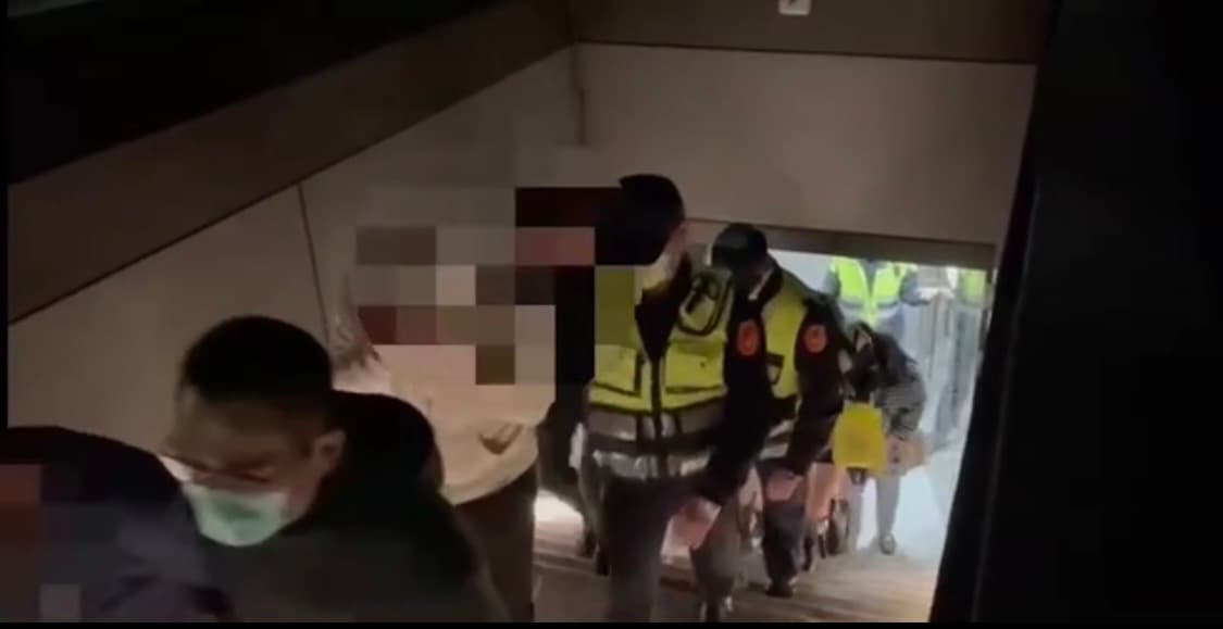 警方在信義區查獲百家樂賭場。（翻攝畫面）