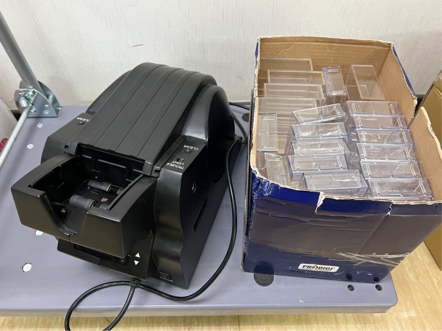 警方查獲百家樂賭場證據。（翻攝畫面）