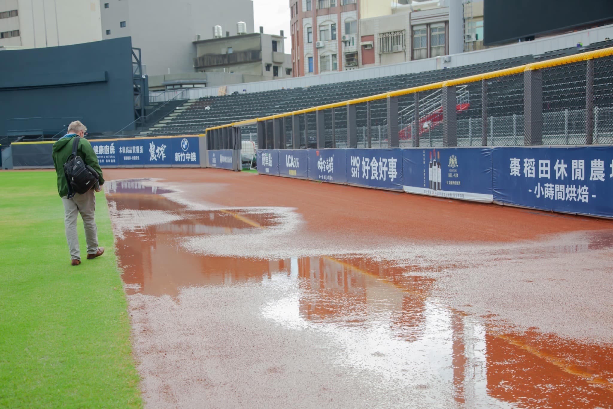 美媒《Ballpark Digest》報導新竹市棒球無法舉辦WBC熱身賽的原因。(翻攝自高虹安臉書)