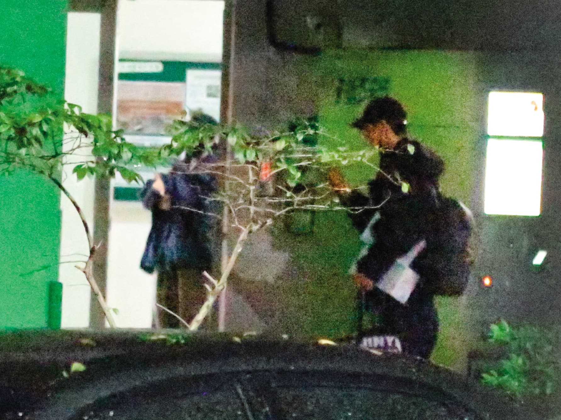 20:31,孫沁岳準備載著温貞菱,還有另一名電燈泡男上路,整趟行程看來頗費工。