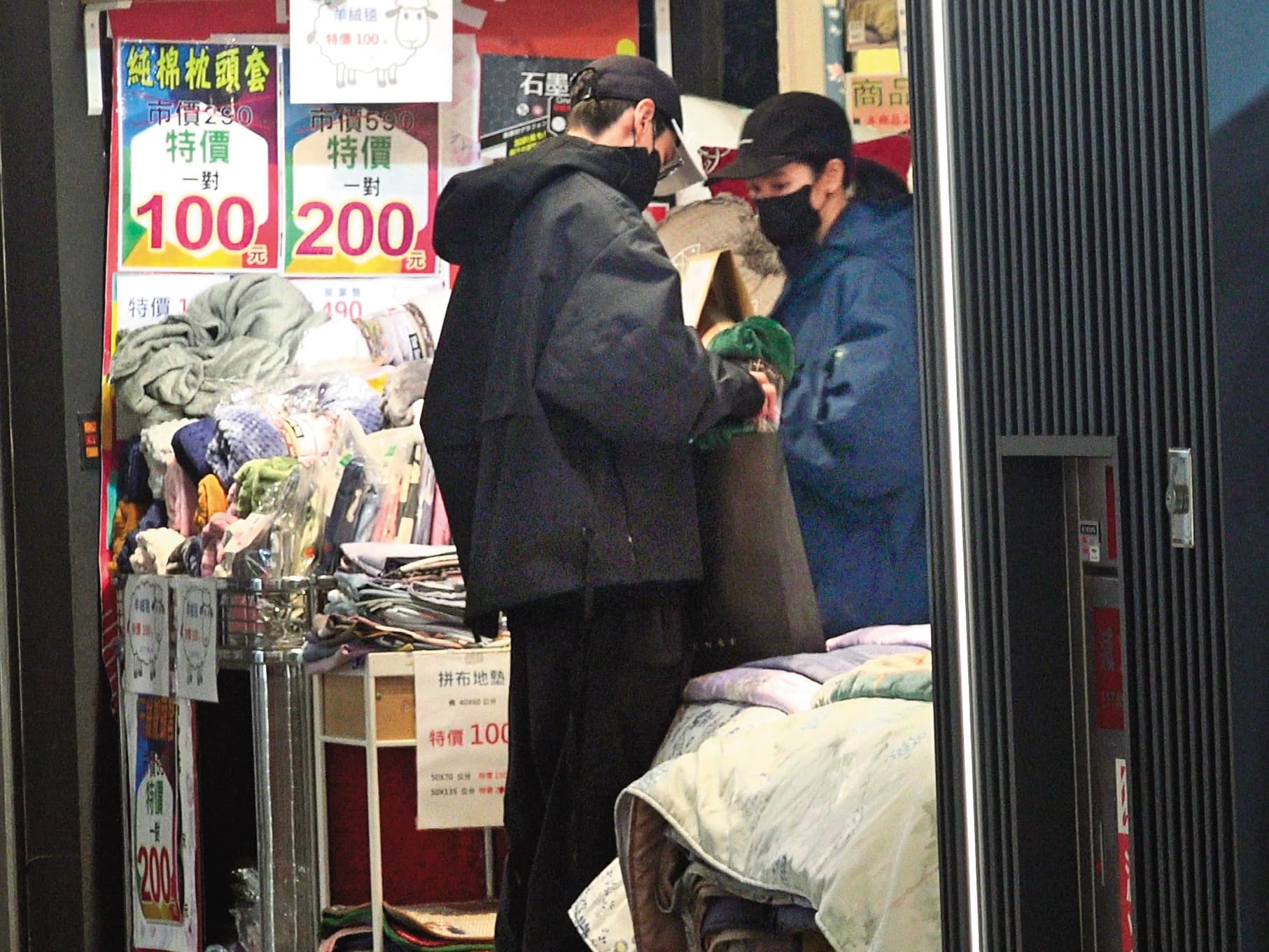 1/2 17:02,温貞菱(右)跟孫沁岳(左)在地下街一間寢具店前停下,看上了條像毯子的東西後,女生進店裡結帳。