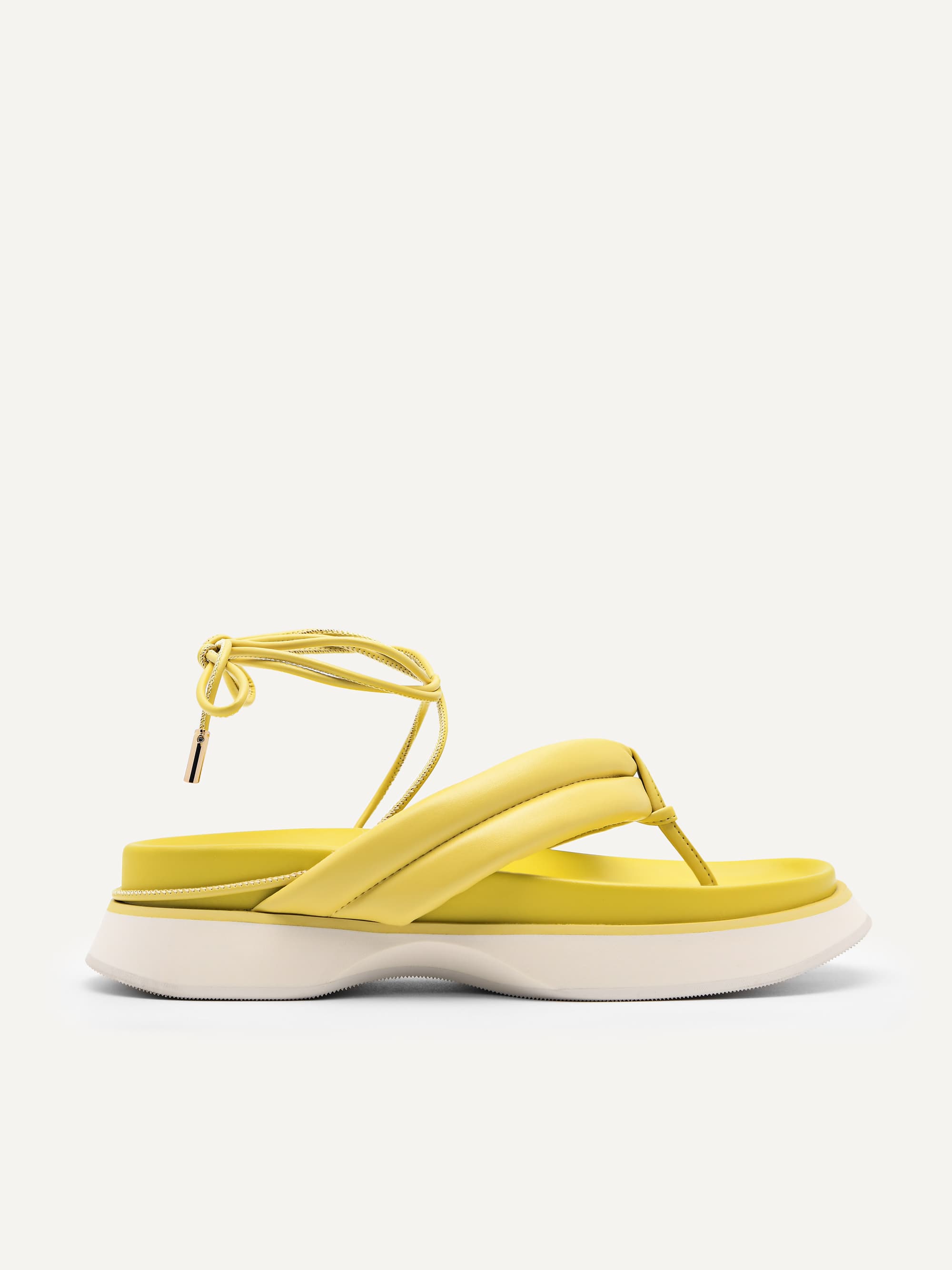 黃色綁帶夾趾涼鞋。NT$2,490(PEDRO提供)