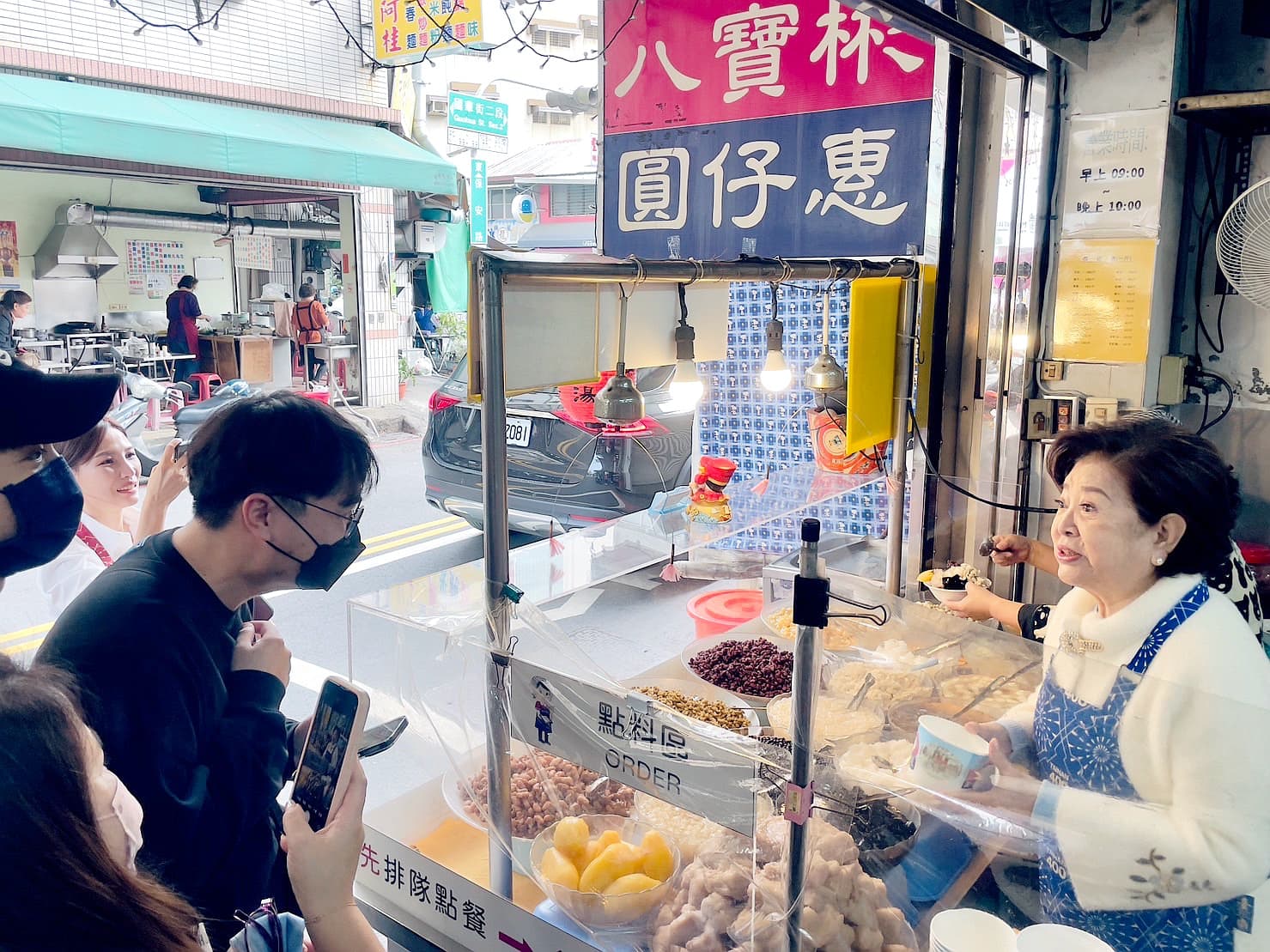 興致一來，陳淑芳（右）還親自下場當闆娘賣湯圓，顧客見到她無不驚喜。（双喜提供）