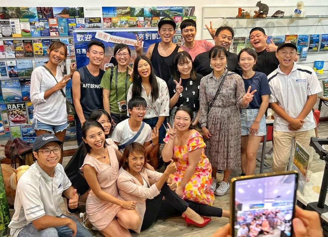 路上宥勝開起見面會,與在澳洲打工度假的人暢聊心得,許多人都覺得宥勝啟發了他們。(宥勝臉書)