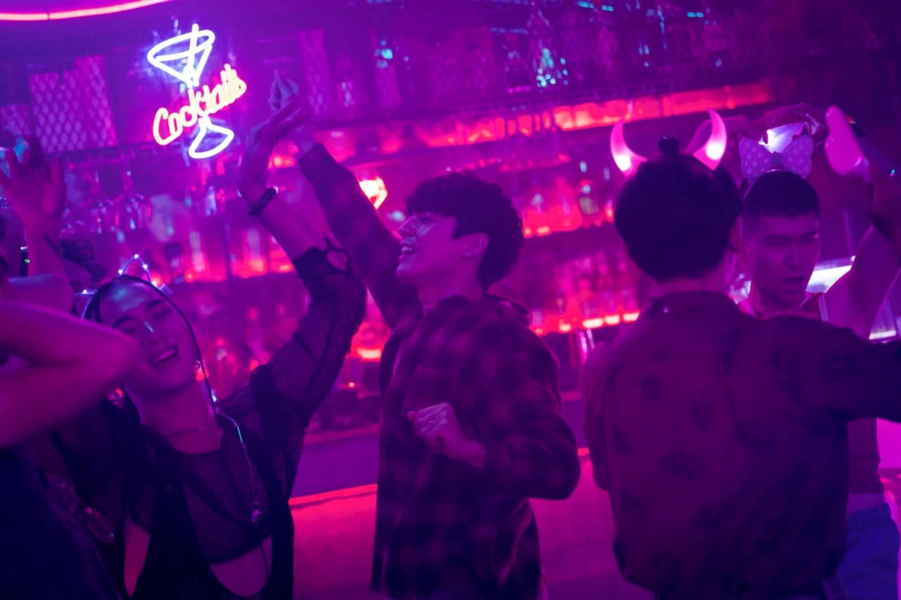 不諳跳舞也沒去過gay bar的林柏宏片中還要在同志夜店狂舞,他除了找舞蹈老師特訓,拍跳舞戲還喝了點小酒才上場。(金盞花大影業提供)