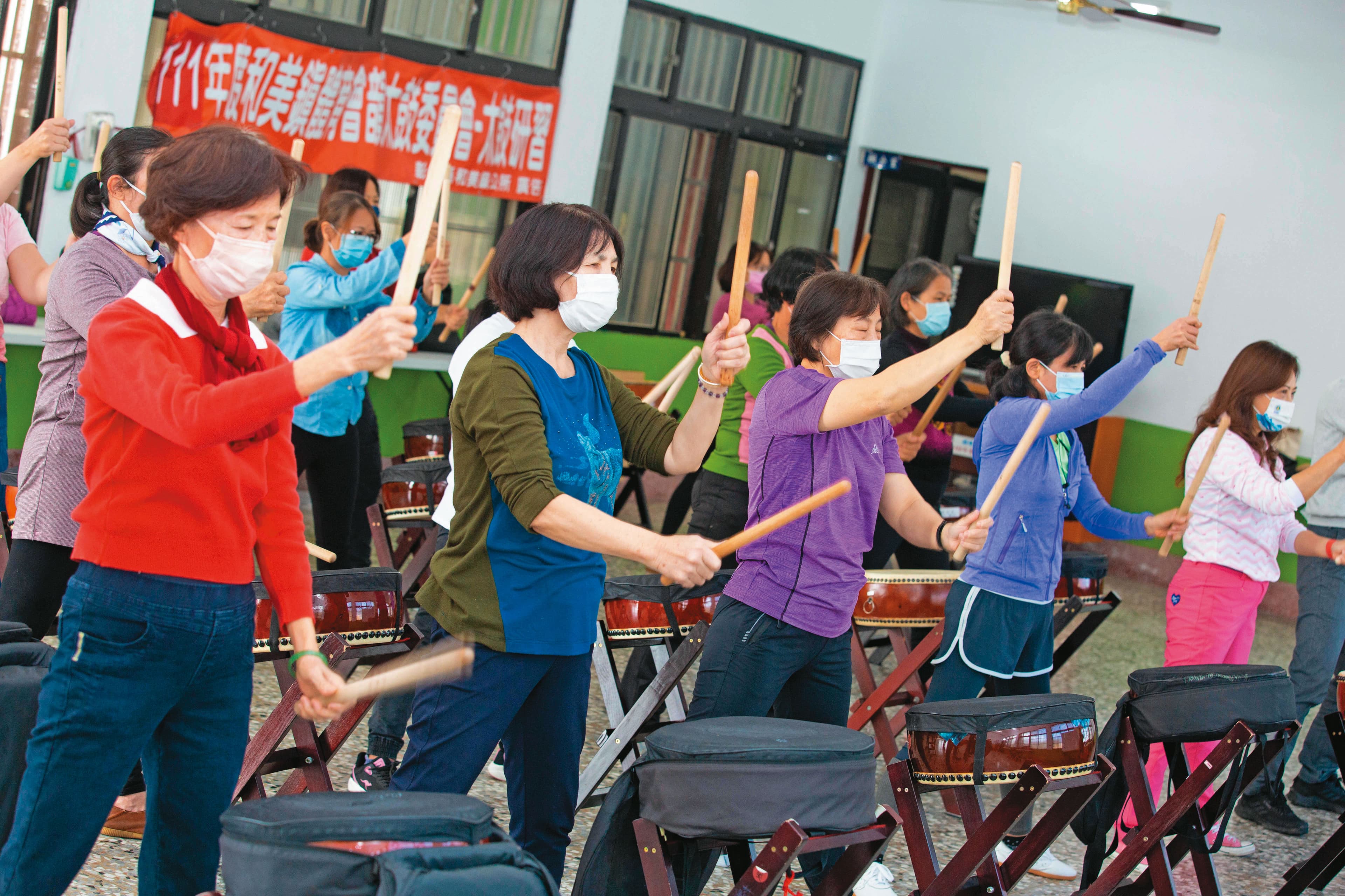 國民健康署2019年的研究發現,過去1年女性有15.2%的比例參加社團活動,高於男性的12.8%。