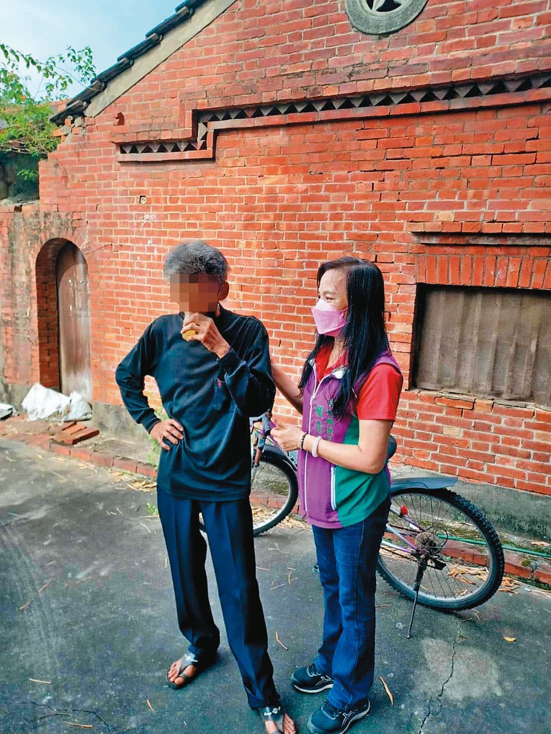 揭露葉家三兄弟故事的當地議員賴清美(右),帶著外界捐助的物資給阿武(左),阿武的氣色也慢慢好轉。(賴清美提供)