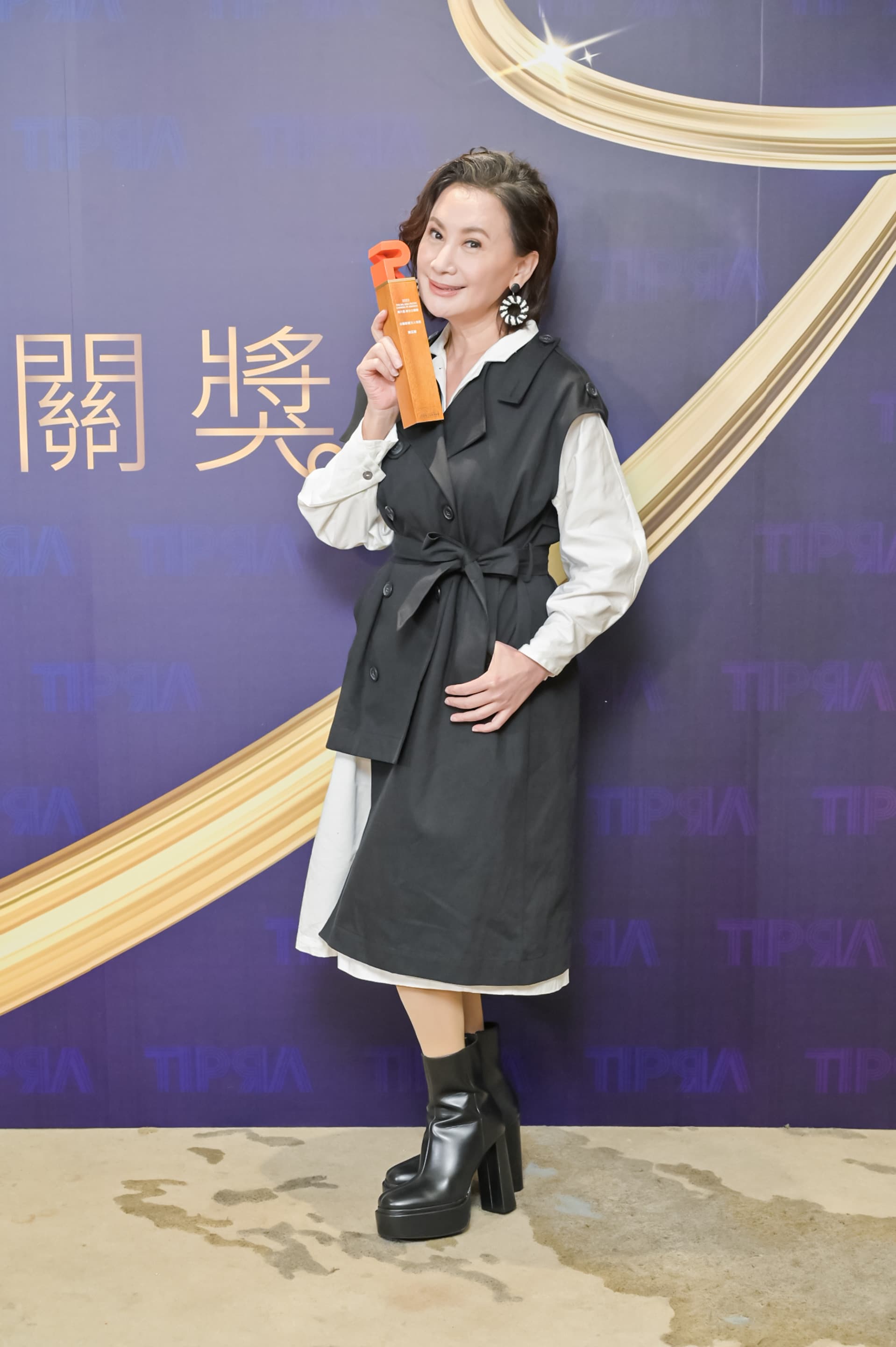 陳亞蘭開心拿下第六屆華文公關獎的「公關影響力人物獎」。(TIPRA國際公共關係協會提供)