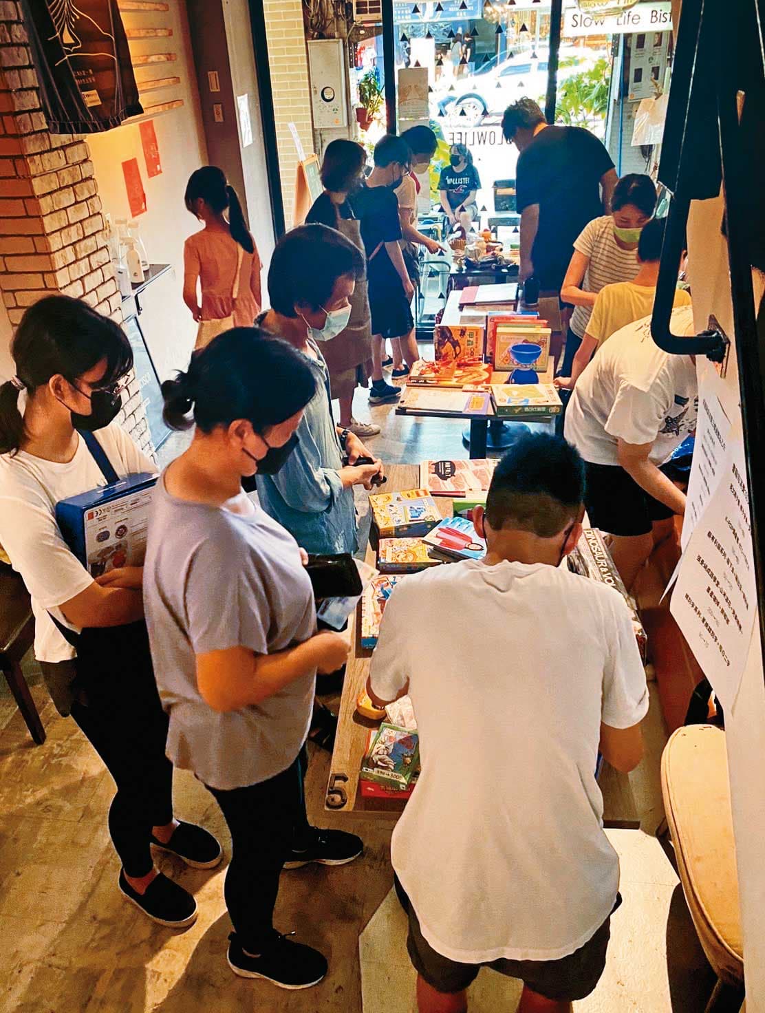 店裡經常會辦二手市集,讓亞斯小孩自己顧攤,練習與社會接觸。(慢慢Bistro提供)