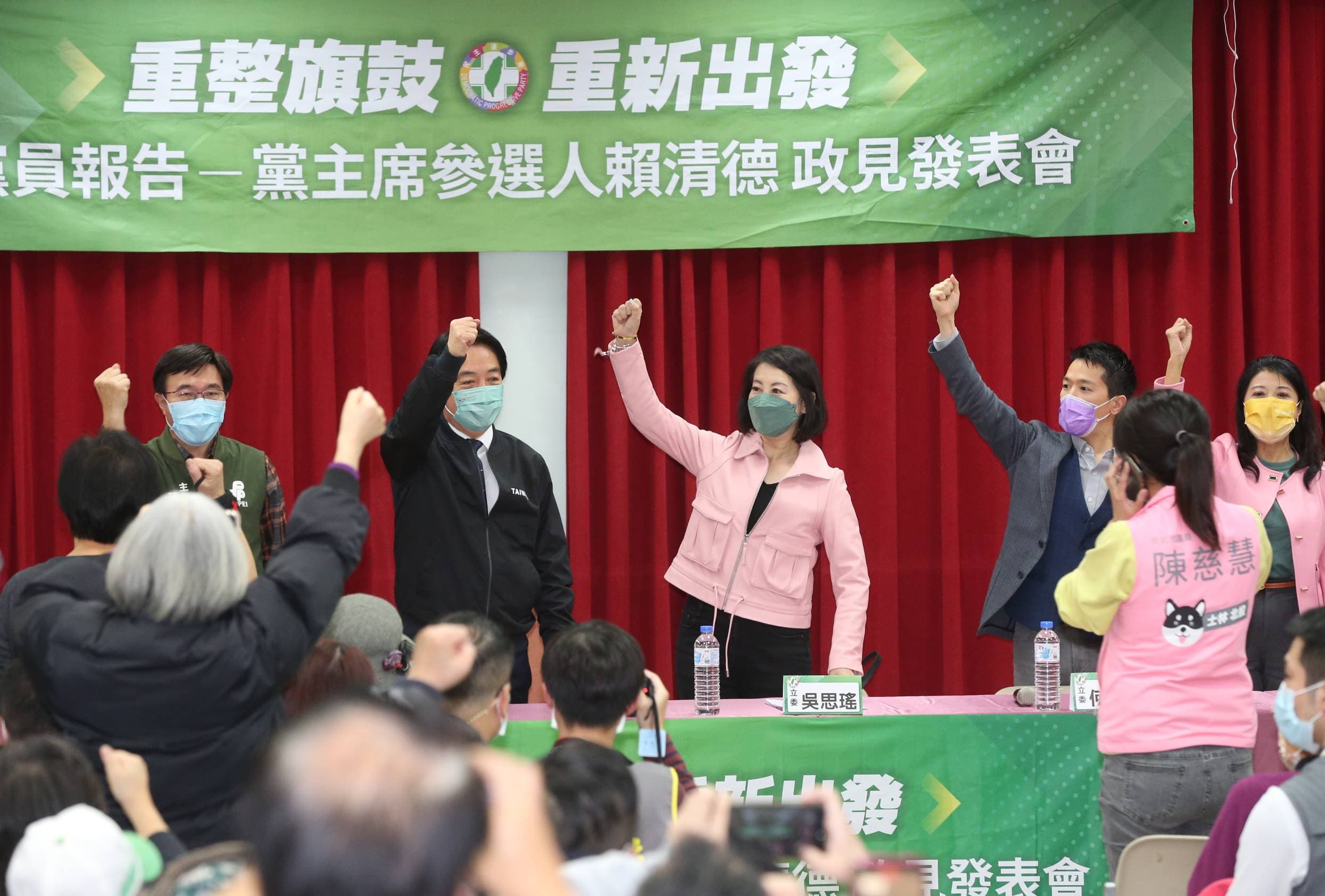 賴清德（左2）晚間召開政見發表會，立委吳思瑤（中）、何志偉（左2）及高嘉瑜等人都有出席。