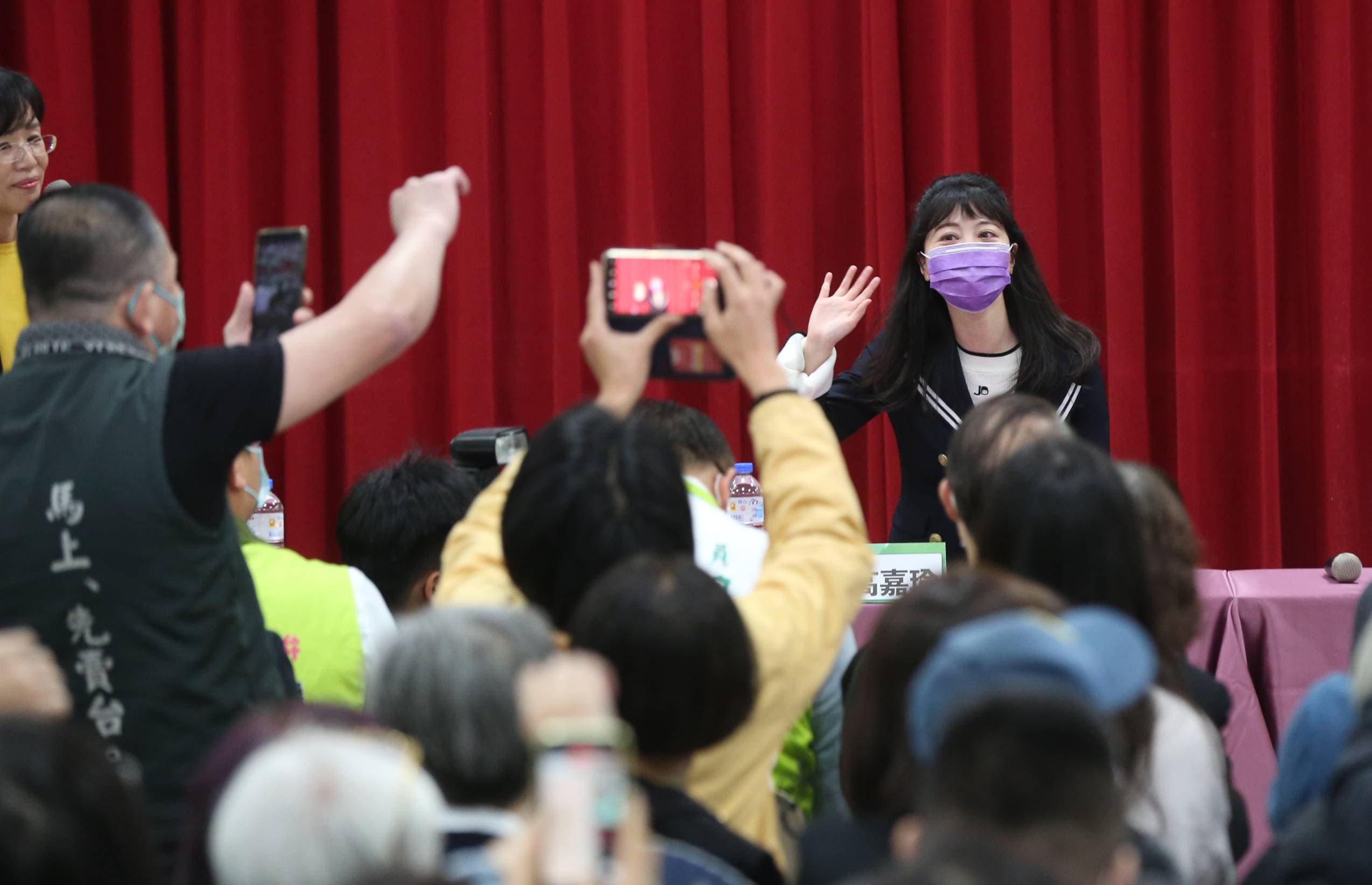 面對台下激烈的反對聲音，高嘉瑜不忘安撫台下民眾，「你們不要再生氣了」。