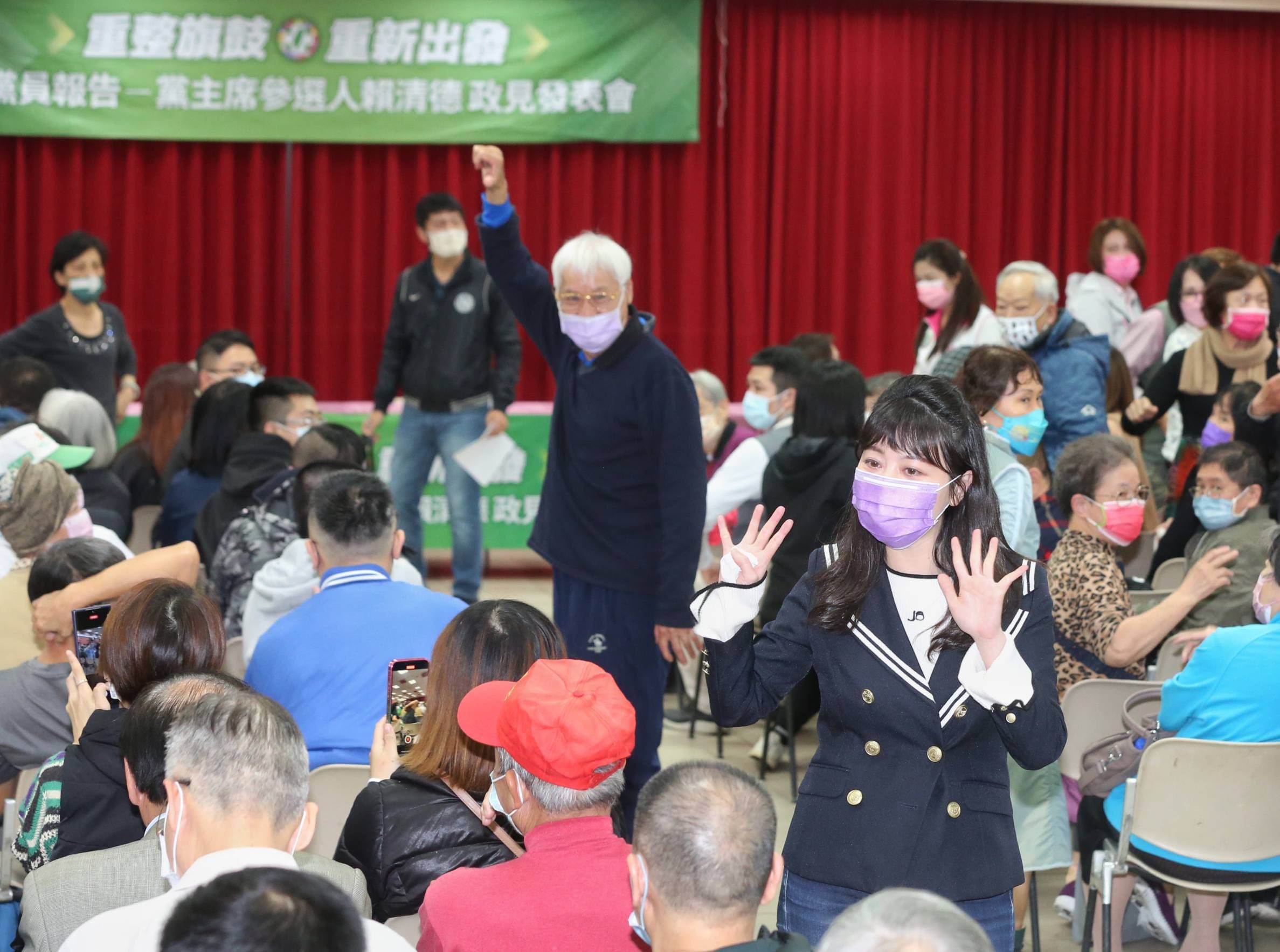 高嘉瑜準備入席時,就被許多民眾比了倒讚的手勢。