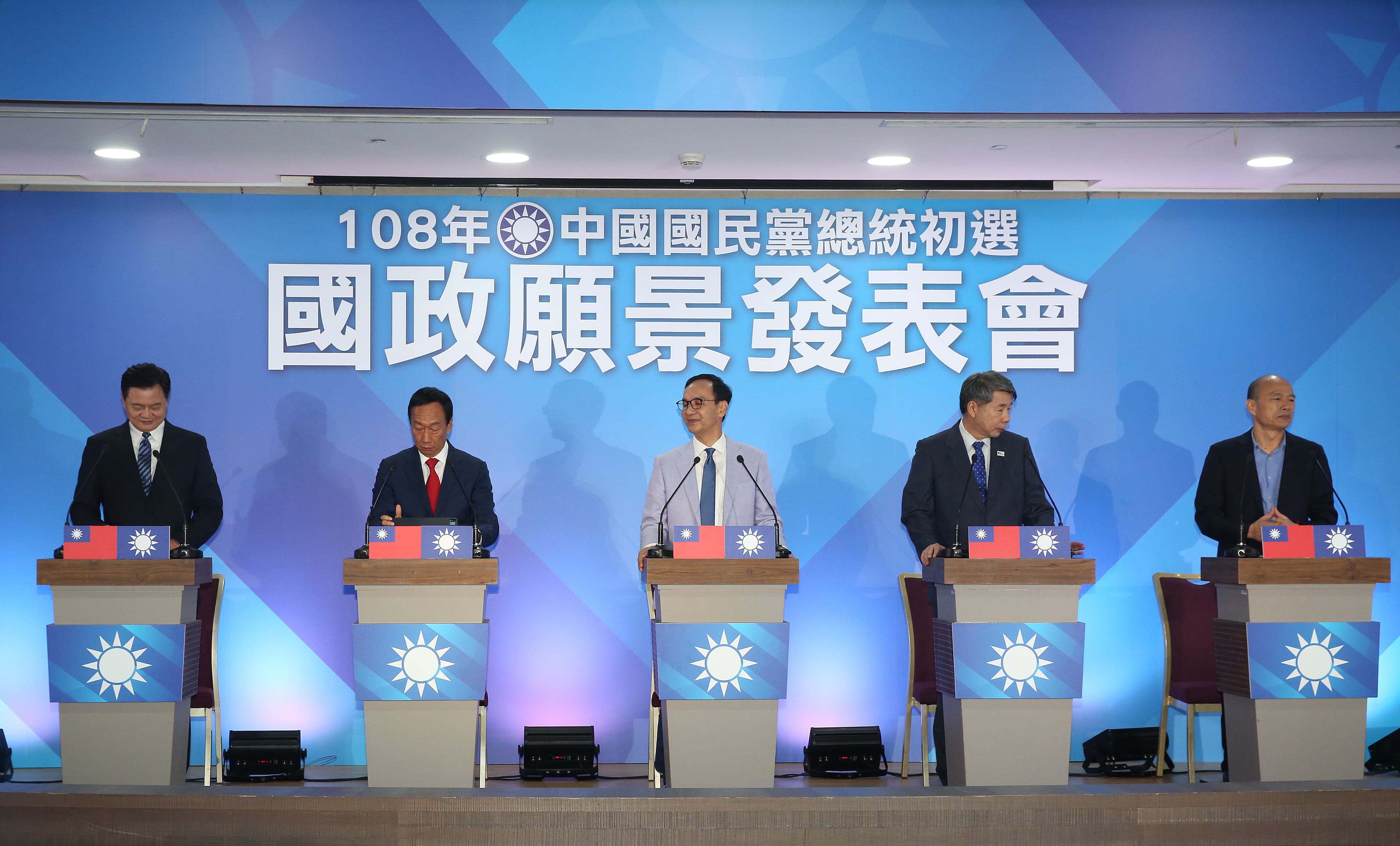 郭台銘(左2)2019年時就曾參加國民黨總統初選,但最終敗給韓國瑜(右1)未能出線。如今張亞中(右2)已表態再度投入初選,而朱立倫(中)仍對是否參選沒有鬆口。(本刊資料照)