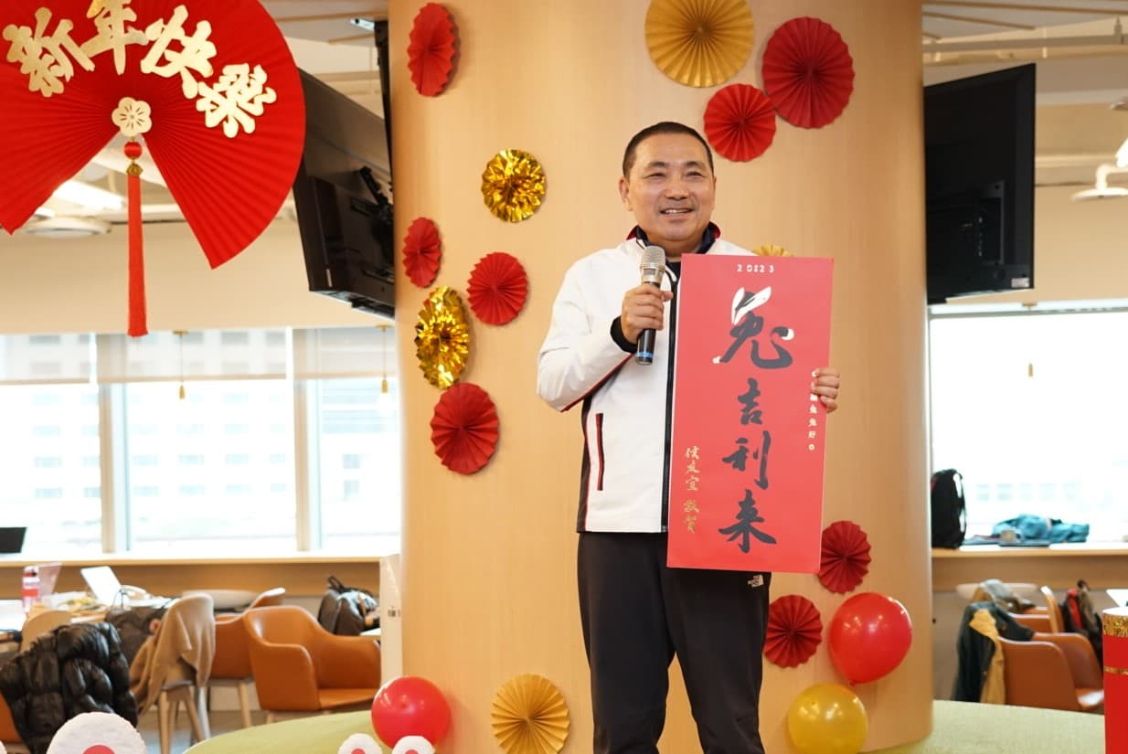 「兔吉利來」是一款創意的國台語雙語春聯。(新北市府提供)