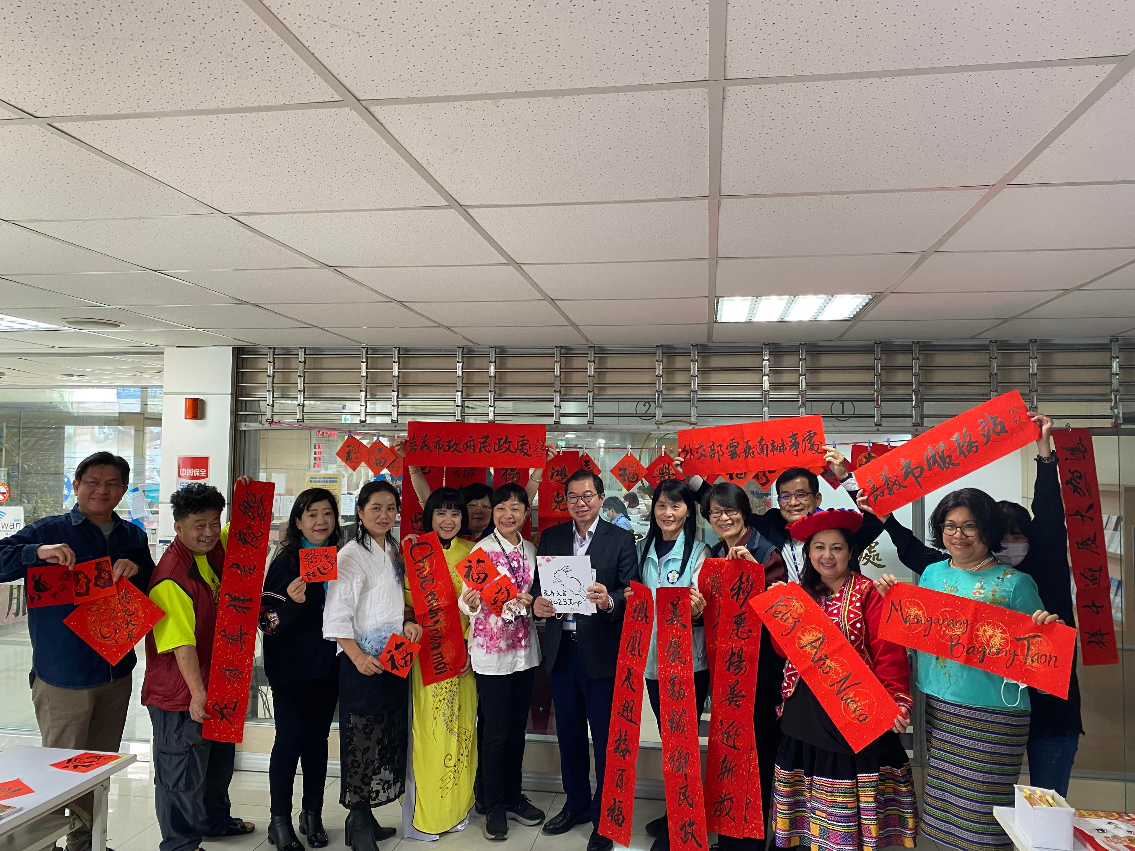 移民署跨機關邀請新住民一起揮毫寫春聯迎接農曆新年。(移民署提供)