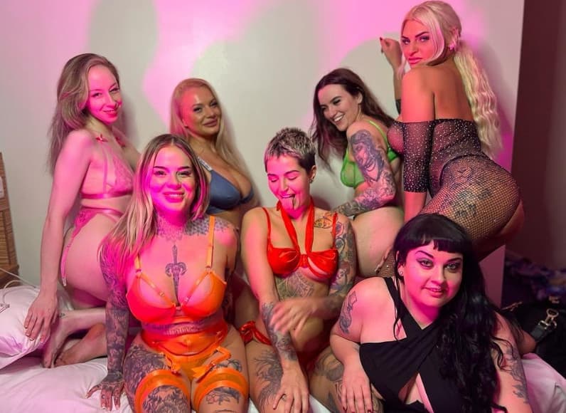 7名AV女優同擠一張床搔首弄姿。（翻攝IG@laceyamourx）
