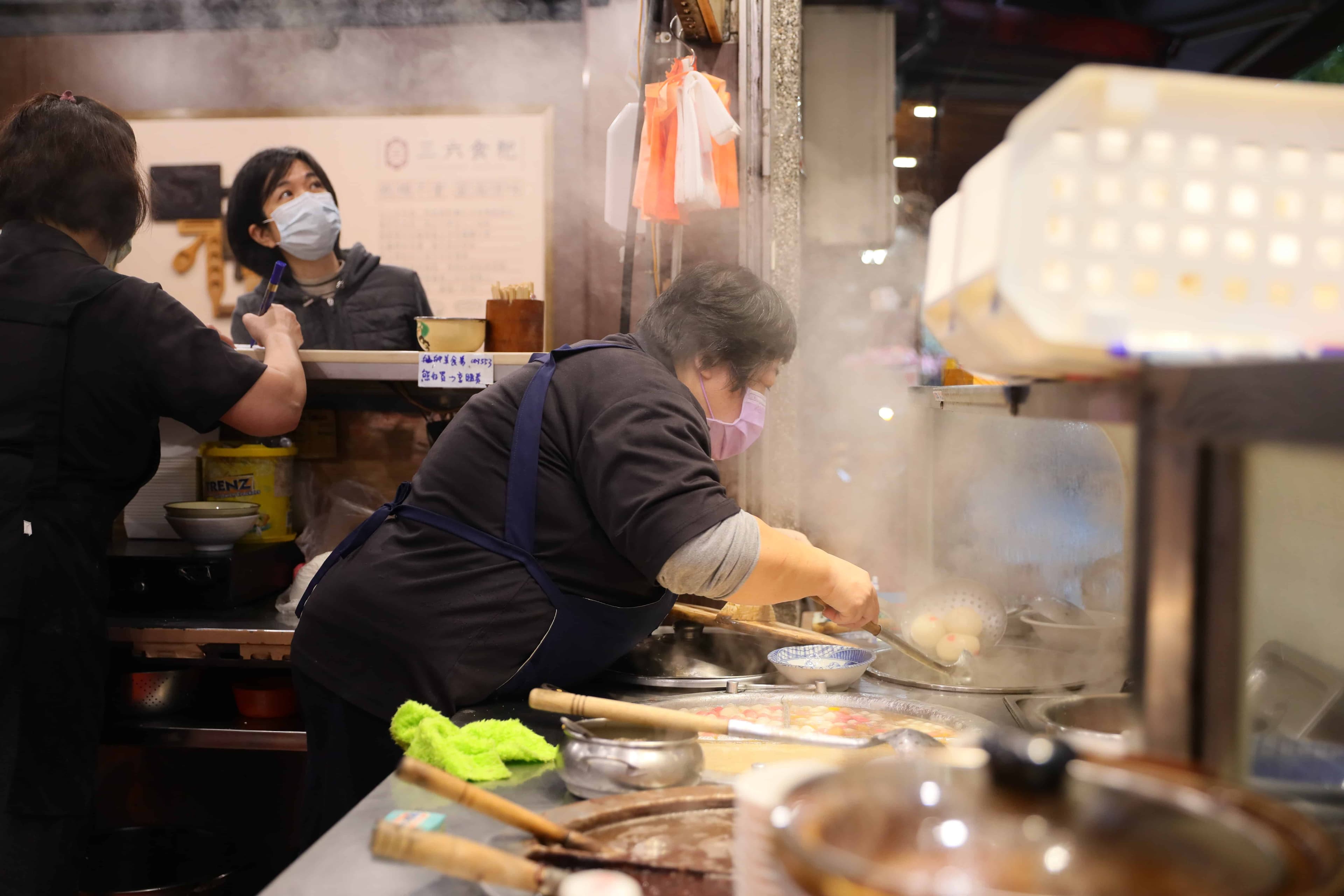 店內員工俐落的勺起勺落,讓客人帶走一碗碗熱氣蒸騰的湯圓。