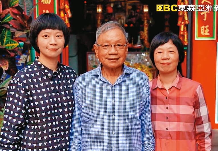 阿霞飯店原始主廚、第一代五弟吳壽春（中）與2位女兒，現在因商標權及經營權爭議，和二弟派的吳健豪互告。（翻攝阿霞飯店網路購物館臉書影片）