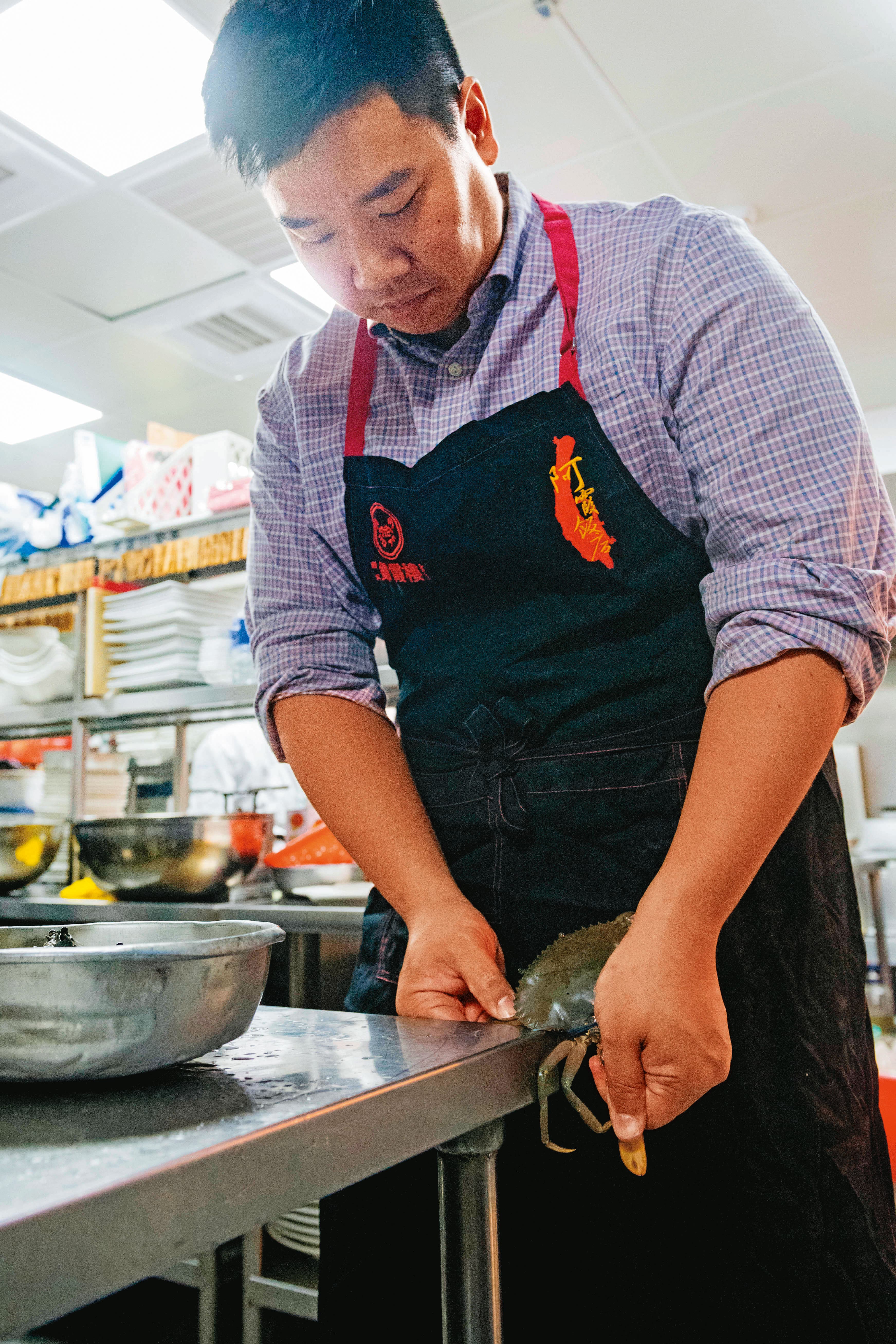 吳健豪曾在公開場合承認並未師承阿霞飯店正宗主廚吳壽春手藝，從來只能處理紅蟳及備料等工作，無法接觸鍋爐。