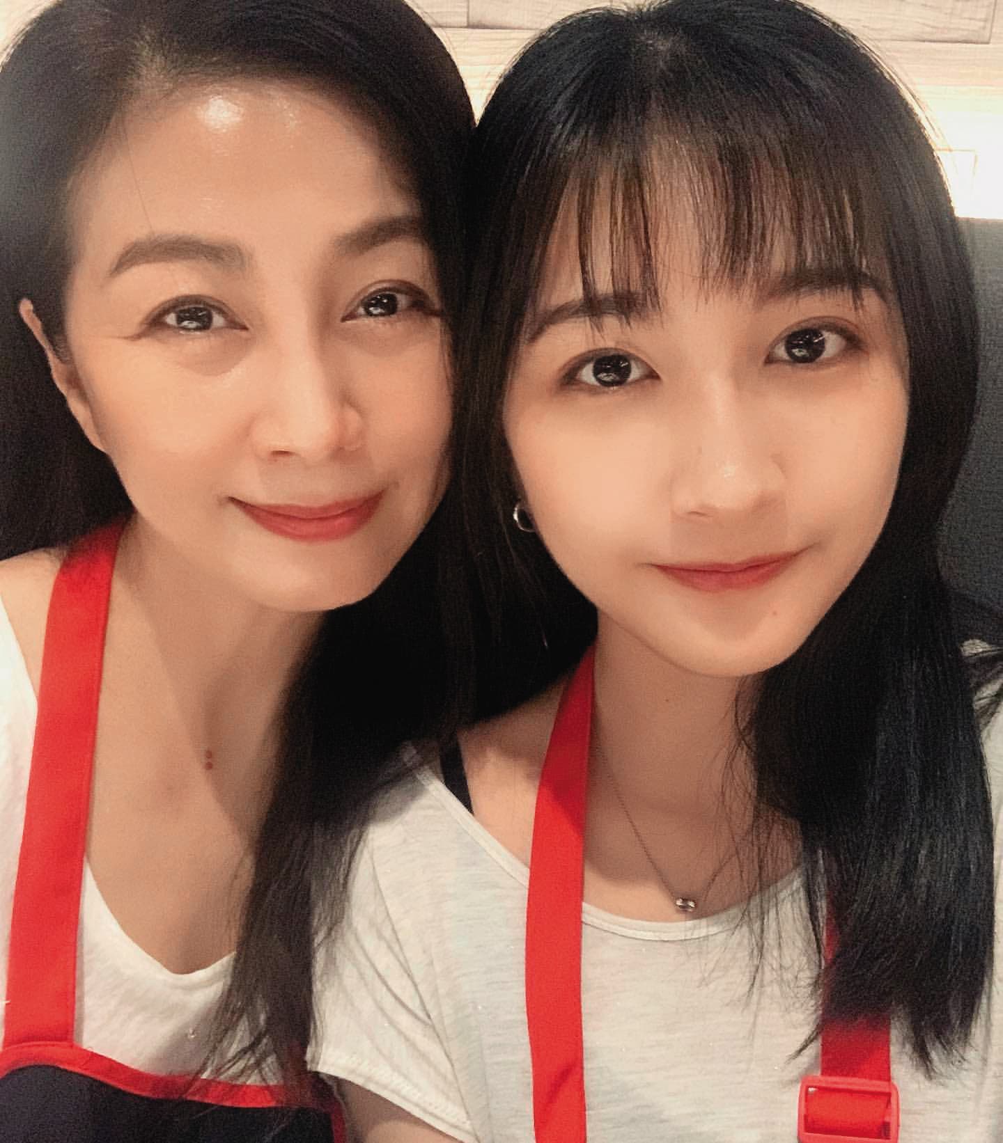 齊薇(右)甜美的模樣和媽媽方文琳(左)神似。(翻攝自齊薇IG)
