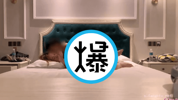 正妹和男砲友玩得開心。(翻自《51吃瓜網》)