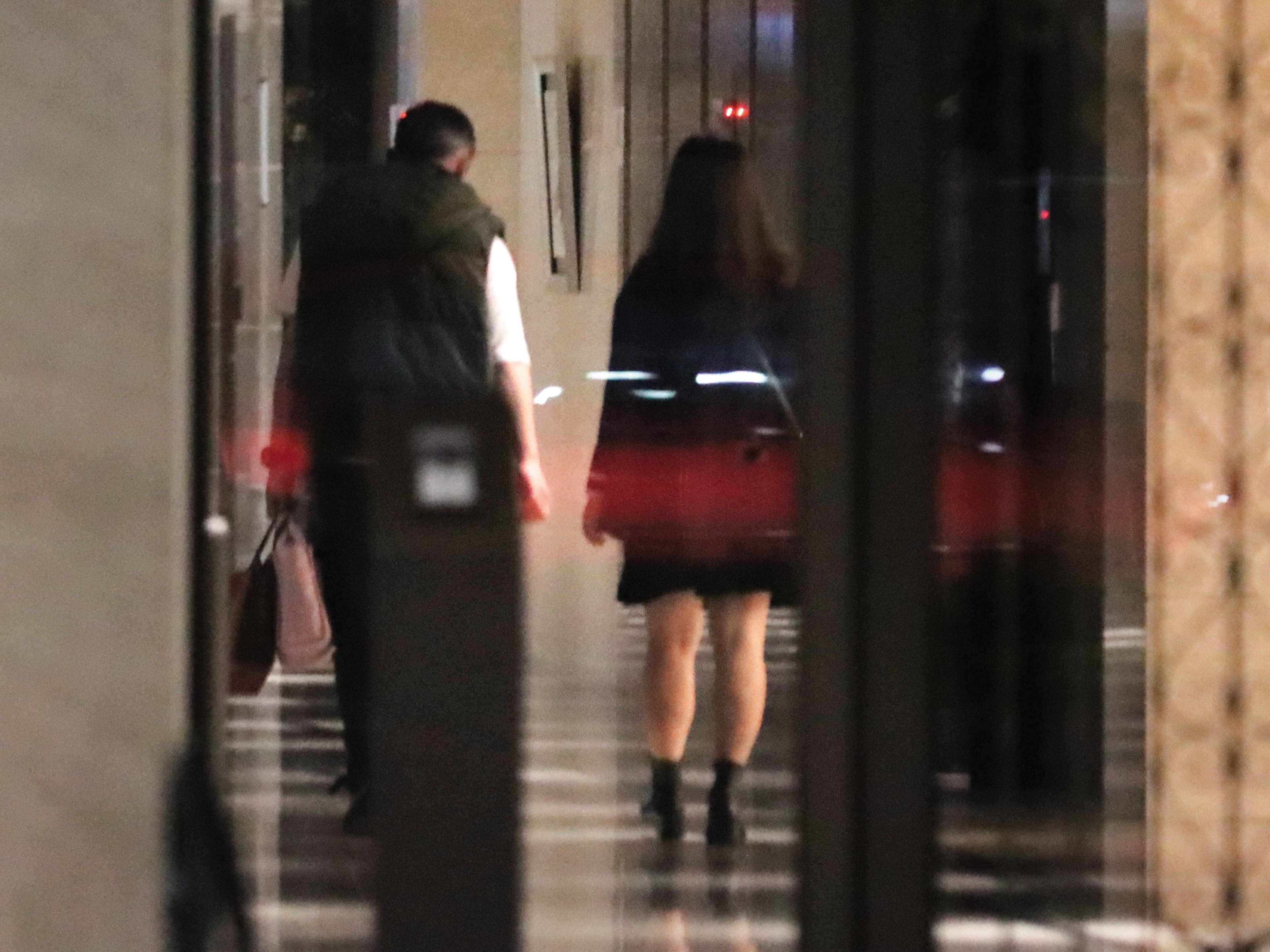 23:10 女友(右)氣消後,才和馬國賢(左)一起回家。