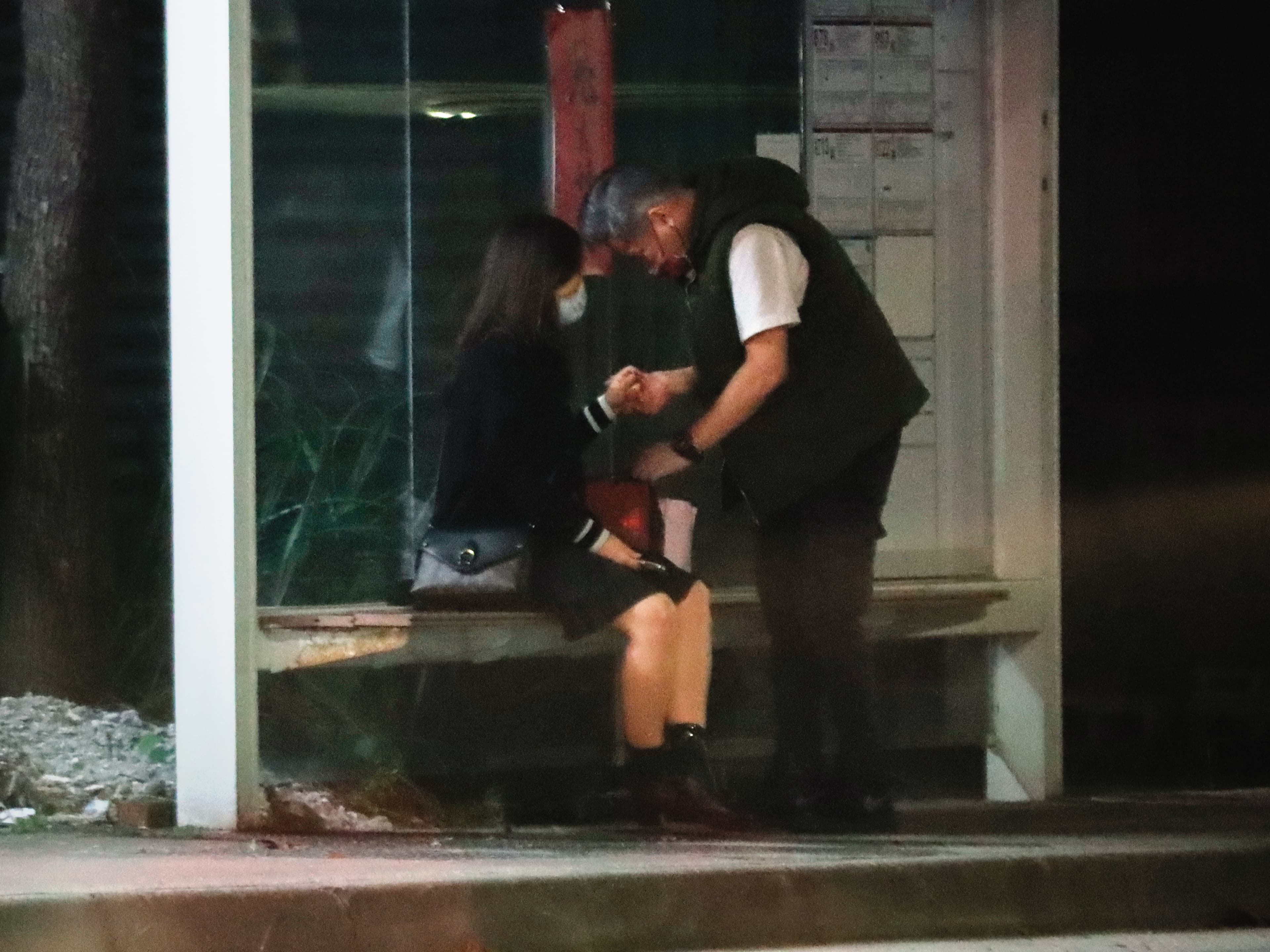 23:06 馬國賢主動示好,安撫女友情緒。