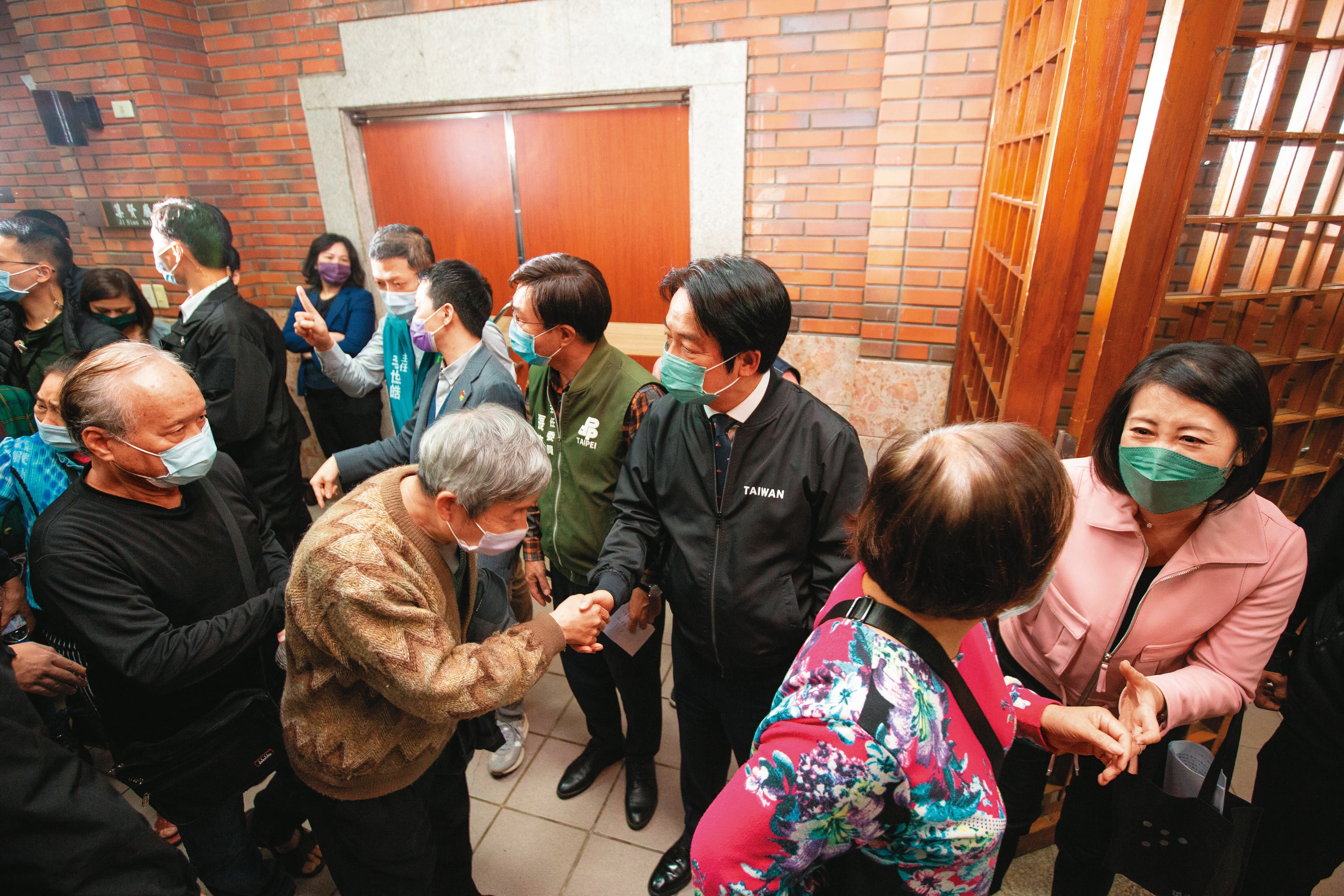 賴清德參選黨魁期間舉辦多場黨員座談,離場時還在門口一一握手致意。