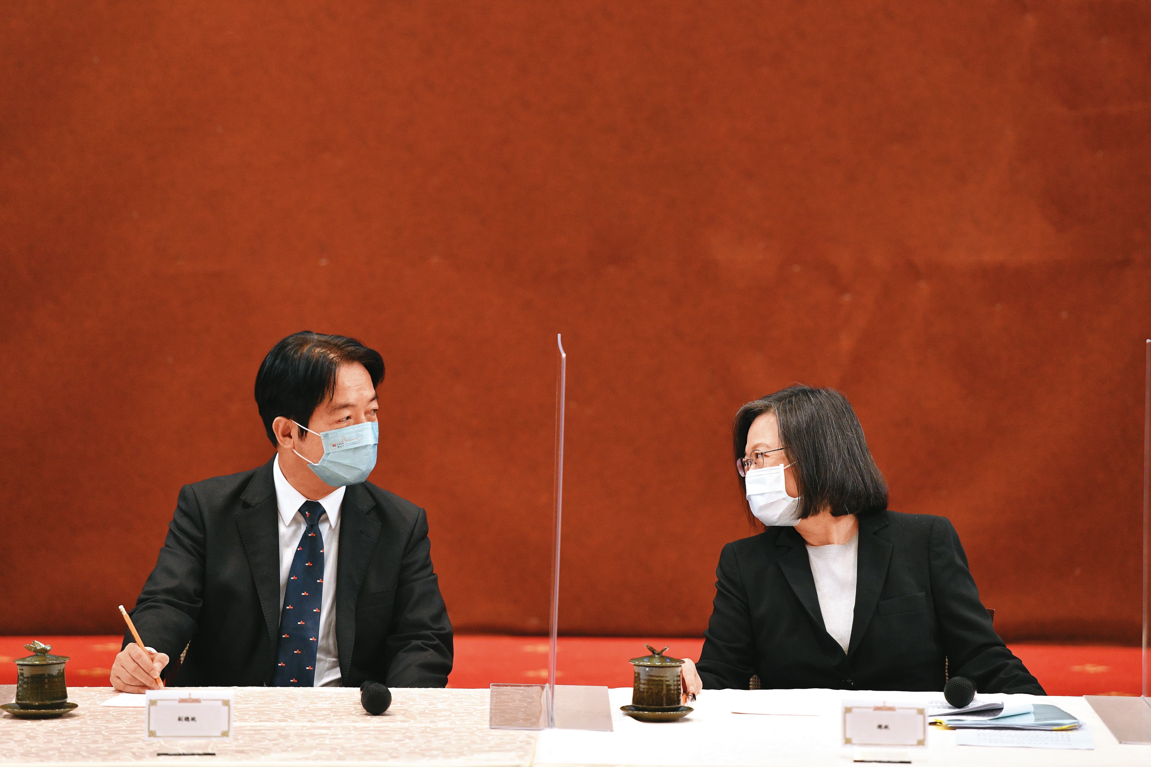 蔡英文(右)因九合一慘敗辭去黨主席,身為綠營2024總統熱門人選的賴清德(左)接棒擔任黨魁。