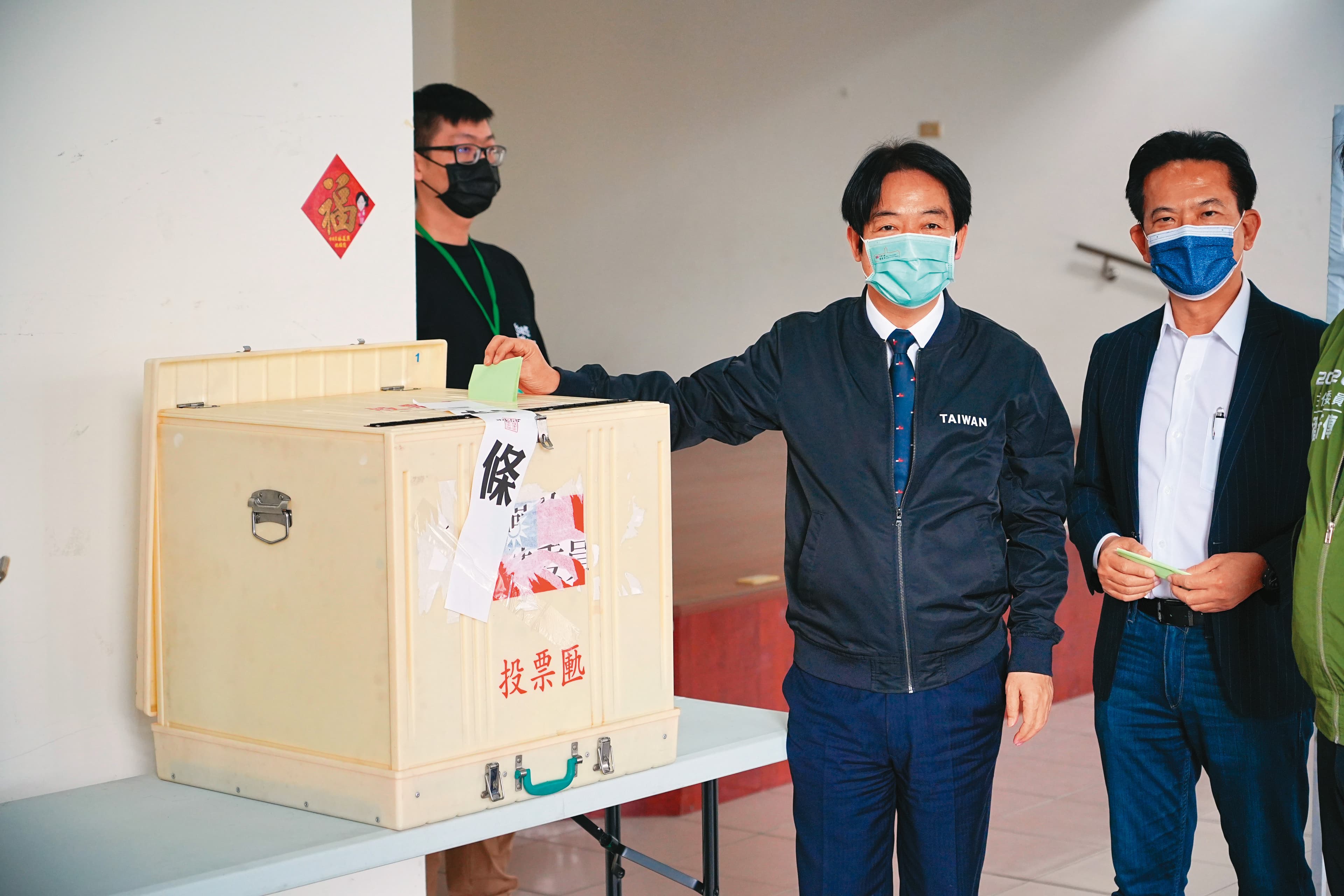 同額競選黨魁的賴清德(中)15日也親自出門投票。