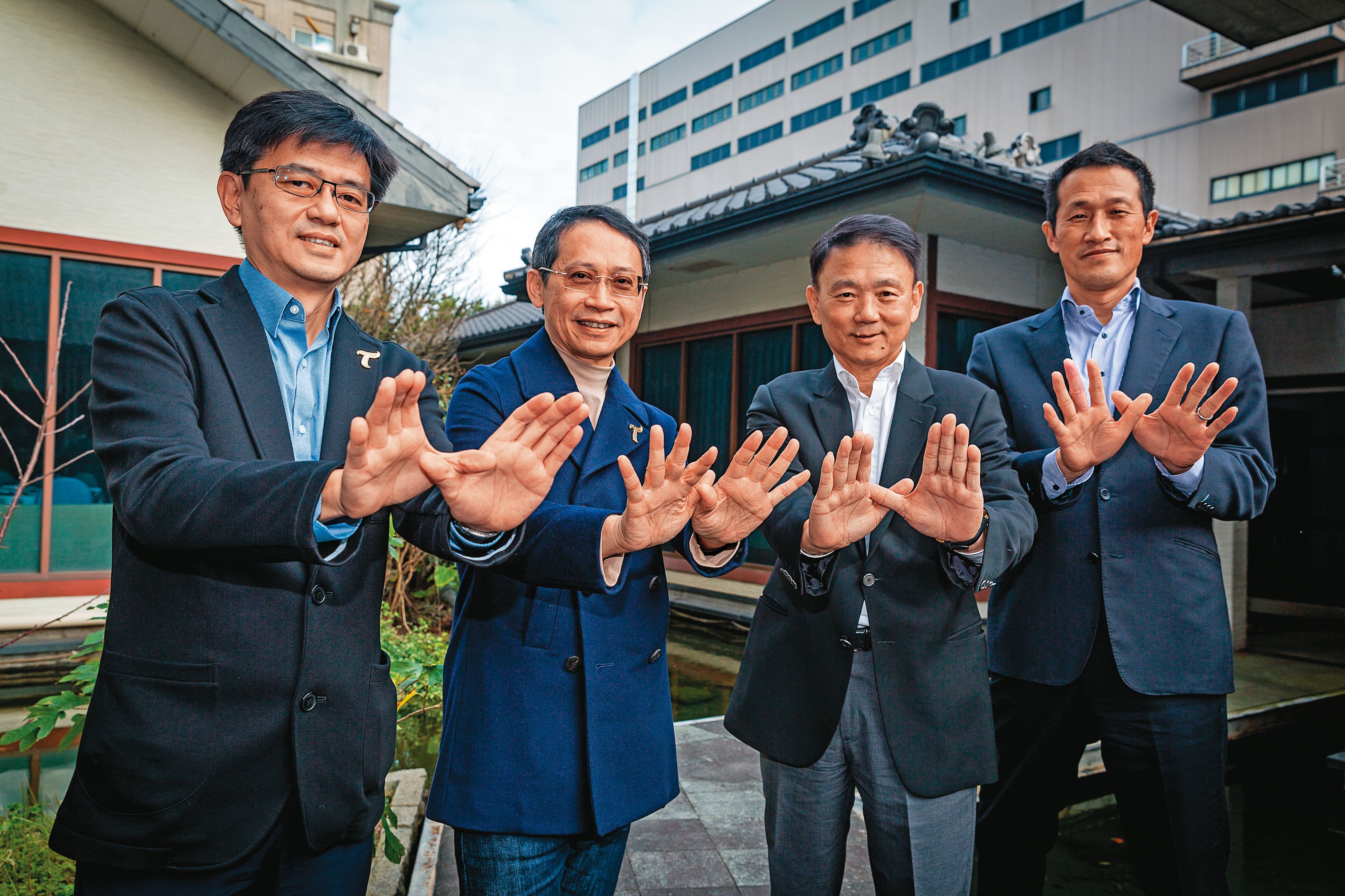 台鋼雄鷹隊董事長王炯棻(左2)、總經理劉東洋(左1)重金籌組教練團,由洪一中(右2)任總教頭、日籍橫田久則(右1)任投手教練。