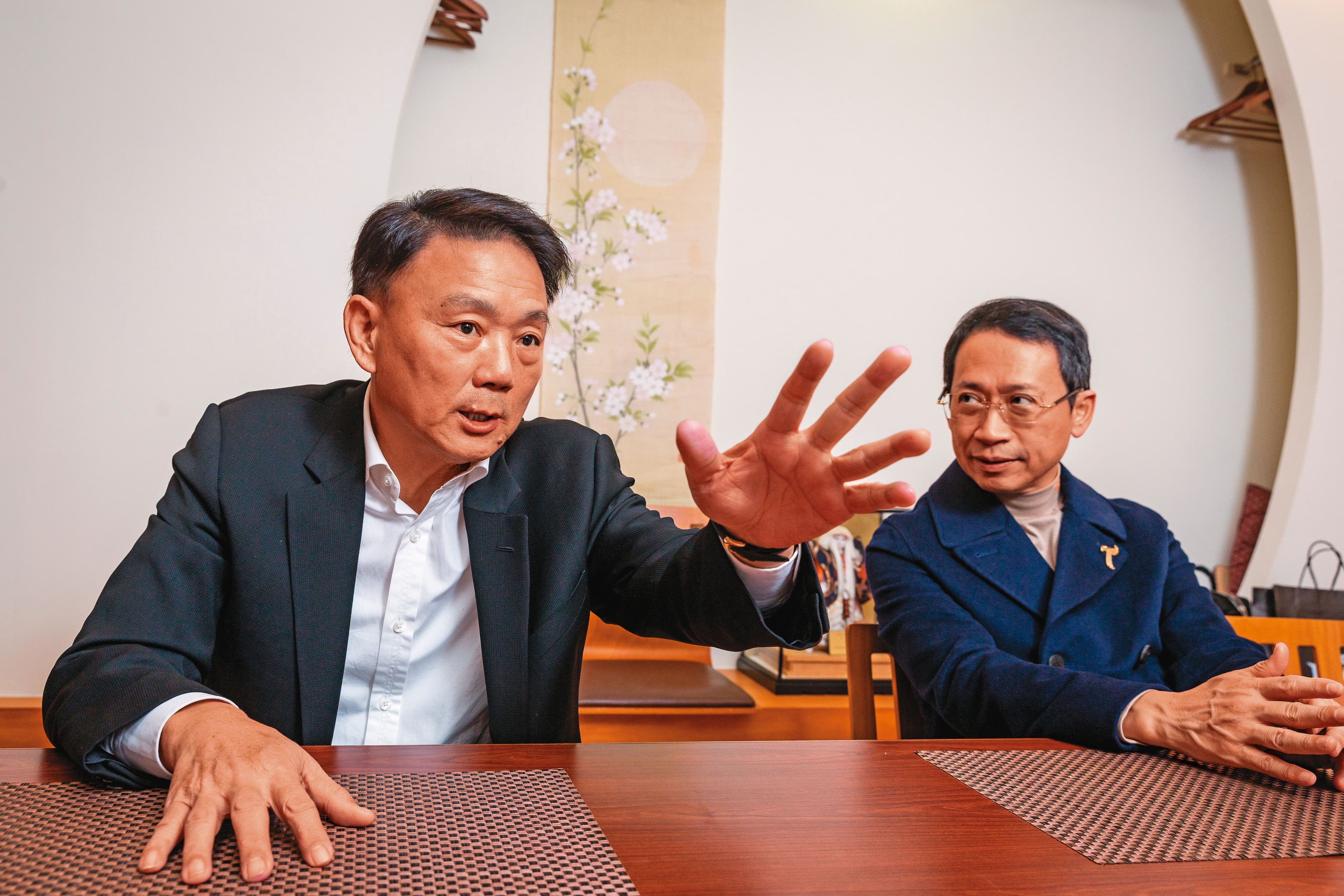 洪一中(左)擔任總教練經驗豐富,被球迷稱為「諸葛紅中」。