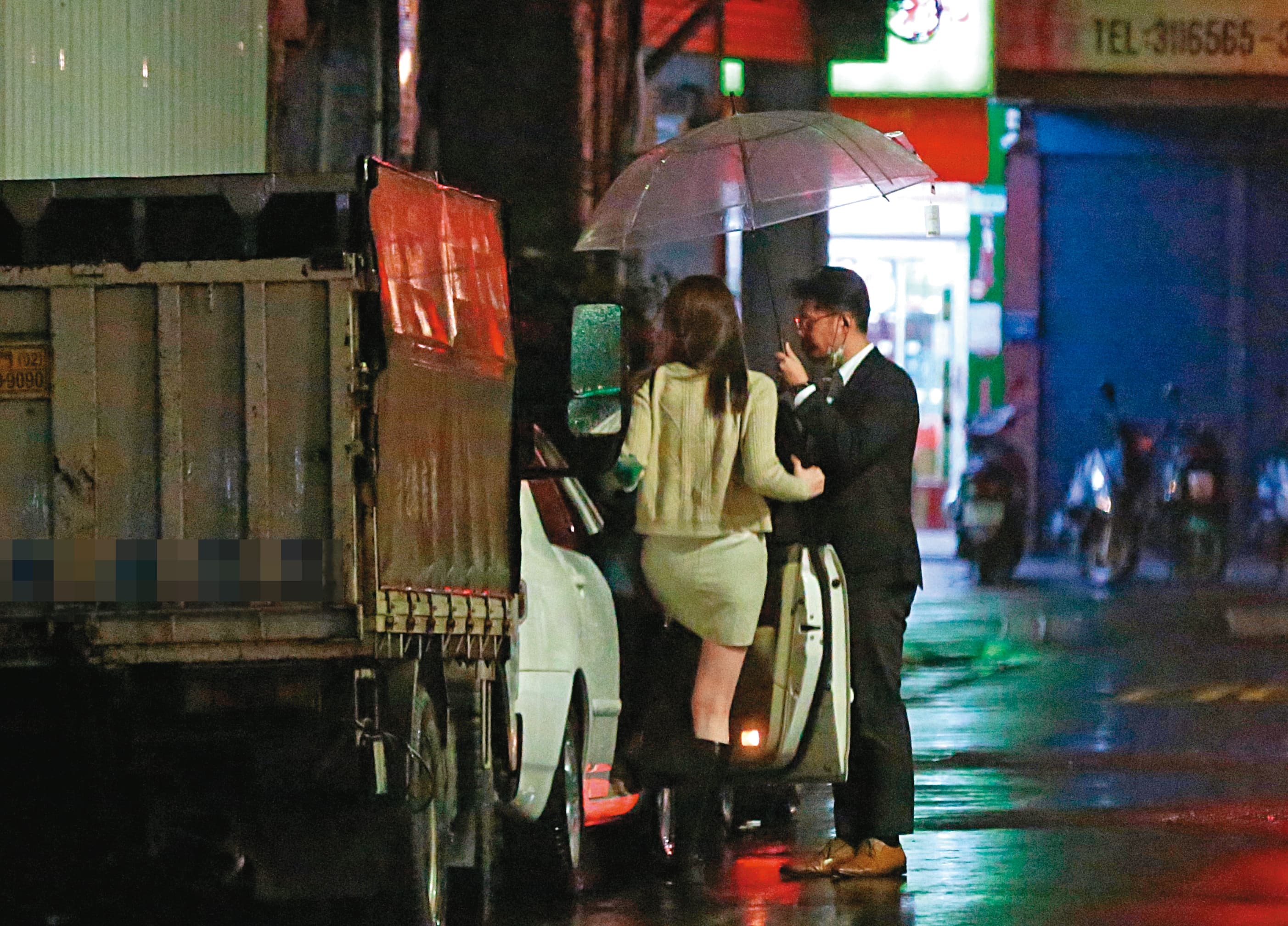 01:28,貼心地幫忙開車門、送上副駕駛座後,謝泊泓載著林宜萱直奔他在竹市的官舍。